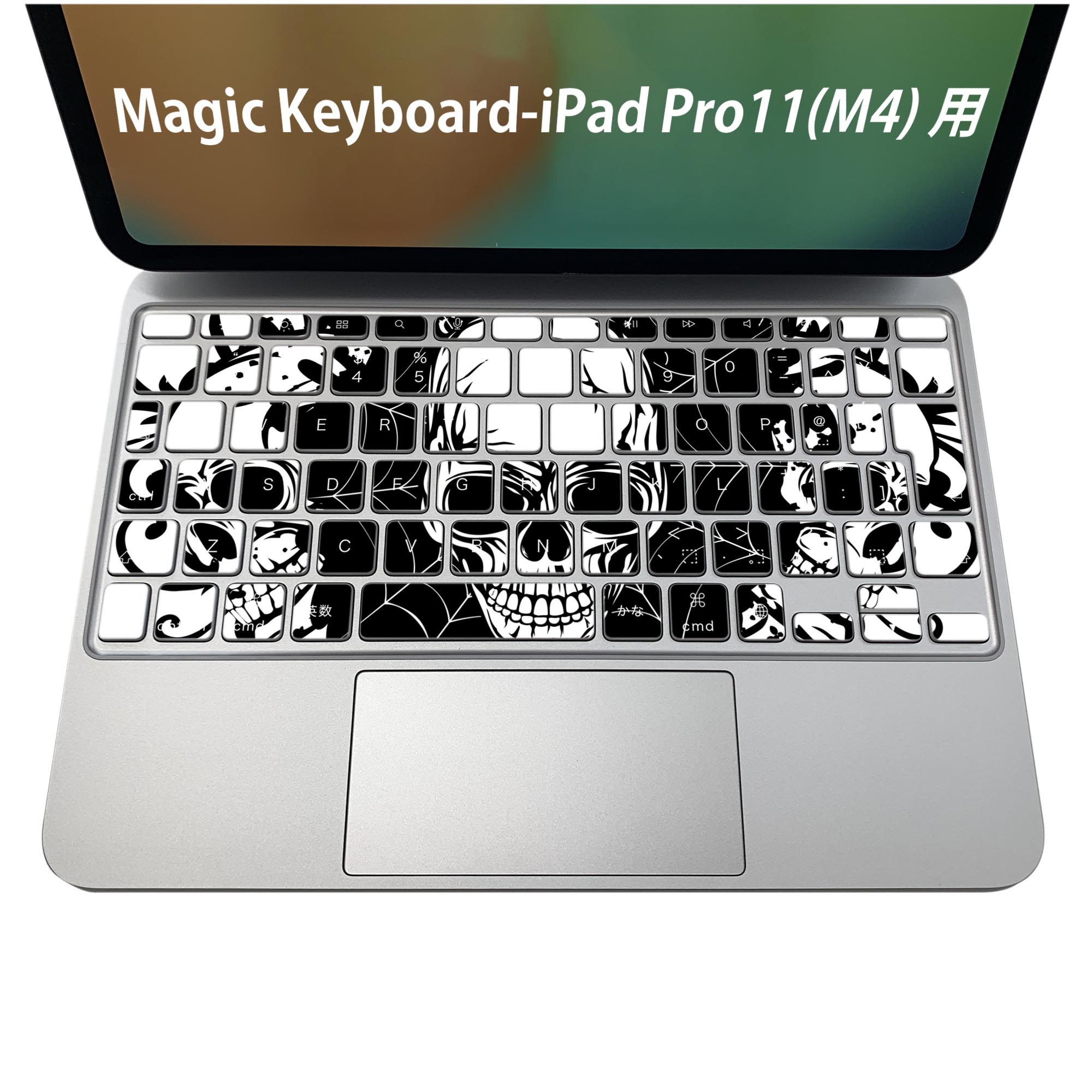 商品特徴・貼るだけでおしゃれに簡単着せ替え、iPadPro11・13（M4）Magic Keyboard KeyTop &nbsp; 全面デザインスキンシール！組み合わせ自由に選べるセット売り！・高精細プリントで写真と遜色がない仕上がり！ ・ちょっとしたすり傷から端末を保護！・エアフリー素材で気泡の心配も軽減！・貼り直しOK！位置調整も安心！注意事項画像はサンプルです。ご覧の環境によっては多少色味に違いを感じる場合がございます。 イメージと違った、モニターと色味が異なるという理由での交換や返金はご対応出来かねます。端末本体やクリアケースは付属しません。貼付時のずれやカメラ周りの凹凸を考慮してカメラ穴等は少し大きめにカットしています。貼付の際はカメラ穴を基準に位置を合わせてください。カメラ付近の何もないように見える場所に穴が開いていますが、こちらは近接・明るさ感知センサー用の穴です。端末本体に直接貼ることを想定しています。保護フィルムなどの上から貼ると上手く貼れない可能性があります初回貼付時の位置調整や貼り直しは可能ですが、しっかり接着させた後の貼り直しは保証しておりません。こちらは無地のシートにプリントした商品で、デコなどの加工はございません。 凹凸や光沢があるように見えたり布地や金属を素材にしたように見える商品もありますが、図版によるものです。印刷カメラ穴の位置にわずかなズレが生じる場合がございます。ご注文後に1点1点制作する受注生産品のため、不良品以外のご返品や交換は固くお断り致します。 機種間違いも保証対象外となりますため、ご注文の際は必ず機種をご確認下さい。発送について完全受注生産のハンドメイド商品となりますので、既製品と比べて発送までお時間を頂いています。 基本的に決済確認後、2〜3営業日、最大で5営業日での発送となります。繁忙期や休業日明けの場合はさらに時間がかかる場合があります。 その際には別途メールにてご連絡致します。メール便の場合、発送日から到着までに2〜4日ほどかかる場合が多く、紛失などの保障もご対応できかねます。あらかじめご了承下さい。