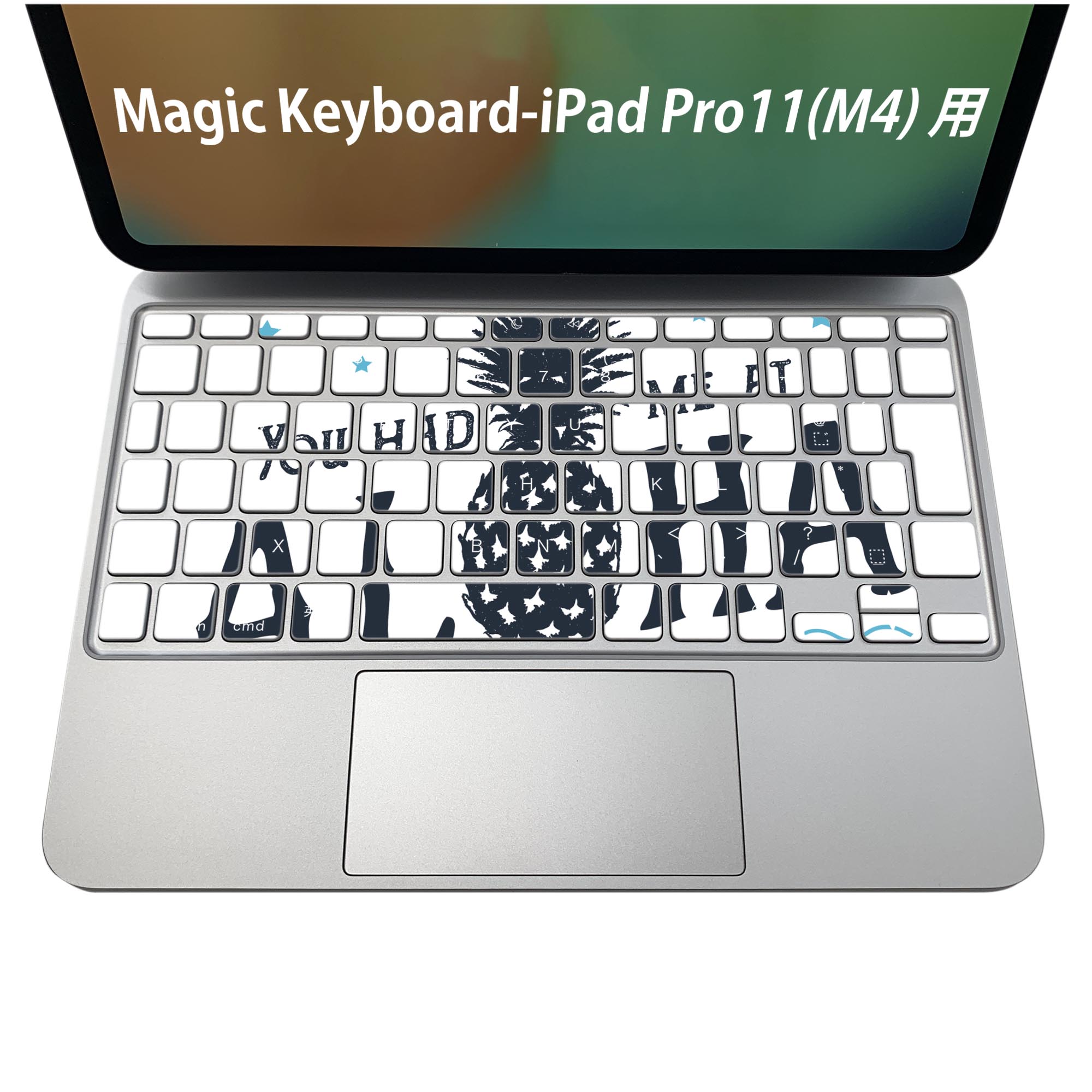 商品特徴・貼るだけでおしゃれに簡単着せ替え、iPadPro11・13（M4）Magic Keyboard KeyTop &nbsp; 全面デザインスキンシール！組み合わせ自由に選べるセット売り！・高精細プリントで写真と遜色がない仕上がり！ ・ちょっとしたすり傷から端末を保護！・エアフリー素材で気泡の心配も軽減！・貼り直しOK！位置調整も安心！注意事項画像はサンプルです。ご覧の環境によっては多少色味に違いを感じる場合がございます。 イメージと違った、モニターと色味が異なるという理由での交換や返金はご対応出来かねます。端末本体やクリアケースは付属しません。貼付時のずれやカメラ周りの凹凸を考慮してカメラ穴等は少し大きめにカットしています。貼付の際はカメラ穴を基準に位置を合わせてください。カメラ付近の何もないように見える場所に穴が開いていますが、こちらは近接・明るさ感知センサー用の穴です。端末本体に直接貼ることを想定しています。保護フィルムなどの上から貼ると上手く貼れない可能性があります初回貼付時の位置調整や貼り直しは可能ですが、しっかり接着させた後の貼り直しは保証しておりません。こちらは無地のシートにプリントした商品で、デコなどの加工はございません。 凹凸や光沢があるように見えたり布地や金属を素材にしたように見える商品もありますが、図版によるものです。印刷カメラ穴の位置にわずかなズレが生じる場合がございます。ご注文後に1点1点制作する受注生産品のため、不良品以外のご返品や交換は固くお断り致します。 機種間違いも保証対象外となりますため、ご注文の際は必ず機種をご確認下さい。発送について完全受注生産のハンドメイド商品となりますので、既製品と比べて発送までお時間を頂いています。 基本的に決済確認後、2〜3営業日、最大で5営業日での発送となります。繁忙期や休業日明けの場合はさらに時間がかかる場合があります。 その際には別途メールにてご連絡致します。メール便の場合、発送日から到着までに2〜4日ほどかかる場合が多く、紛失などの保障もご対応できかねます。あらかじめご了承下さい。