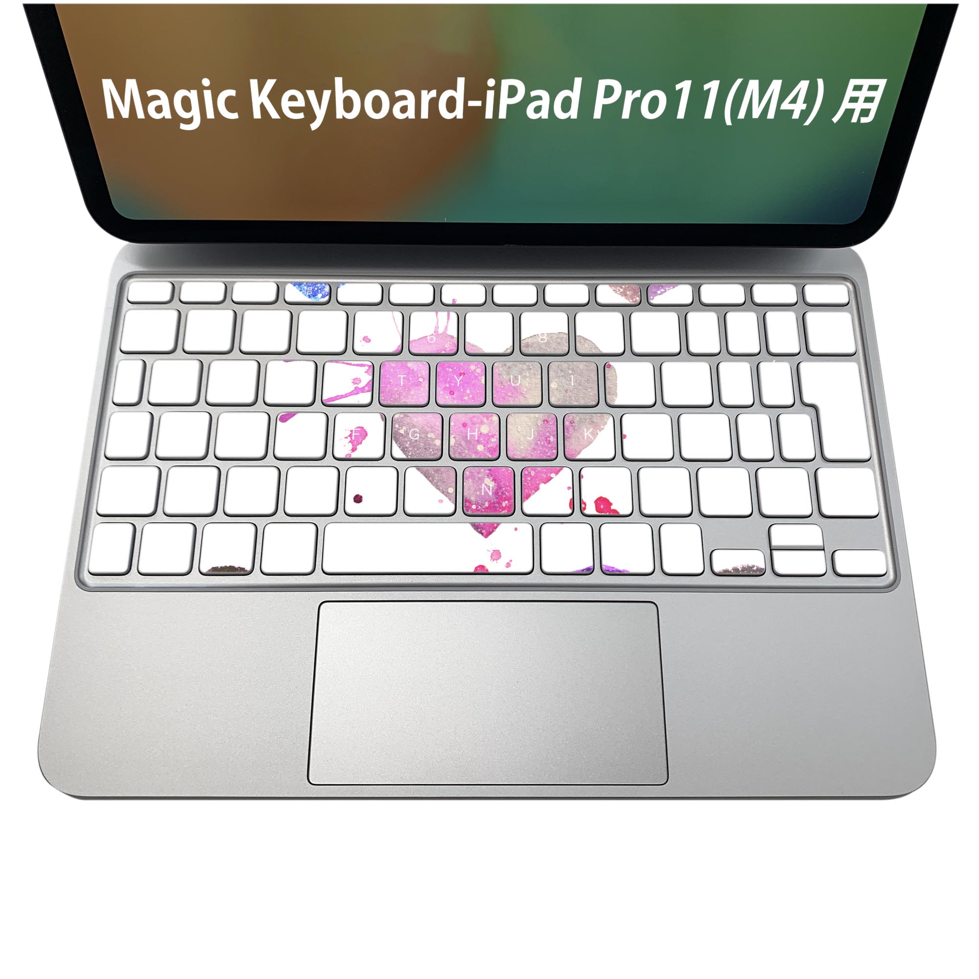 商品特徴・貼るだけでおしゃれに簡単着せ替え、iPadPro11・13（M4）Magic Keyboard KeyTop &nbsp; 全面デザインスキンシール！組み合わせ自由に選べるセット売り！・高精細プリントで写真と遜色がない仕上がり！ ・ちょっとしたすり傷から端末を保護！・エアフリー素材で気泡の心配も軽減！・貼り直しOK！位置調整も安心！注意事項画像はサンプルです。ご覧の環境によっては多少色味に違いを感じる場合がございます。 イメージと違った、モニターと色味が異なるという理由での交換や返金はご対応出来かねます。端末本体やクリアケースは付属しません。貼付時のずれやカメラ周りの凹凸を考慮してカメラ穴等は少し大きめにカットしています。貼付の際はカメラ穴を基準に位置を合わせてください。カメラ付近の何もないように見える場所に穴が開いていますが、こちらは近接・明るさ感知センサー用の穴です。端末本体に直接貼ることを想定しています。保護フィルムなどの上から貼ると上手く貼れない可能性があります初回貼付時の位置調整や貼り直しは可能ですが、しっかり接着させた後の貼り直しは保証しておりません。こちらは無地のシートにプリントした商品で、デコなどの加工はございません。 凹凸や光沢があるように見えたり布地や金属を素材にしたように見える商品もありますが、図版によるものです。印刷カメラ穴の位置にわずかなズレが生じる場合がございます。ご注文後に1点1点制作する受注生産品のため、不良品以外のご返品や交換は固くお断り致します。 機種間違いも保証対象外となりますため、ご注文の際は必ず機種をご確認下さい。発送について完全受注生産のハンドメイド商品となりますので、既製品と比べて発送までお時間を頂いています。 基本的に決済確認後、2〜3営業日、最大で5営業日での発送となります。繁忙期や休業日明けの場合はさらに時間がかかる場合があります。 その際には別途メールにてご連絡致します。メール便の場合、発送日から到着までに2〜4日ほどかかる場合が多く、紛失などの保障もご対応できかねます。あらかじめご了承下さい。