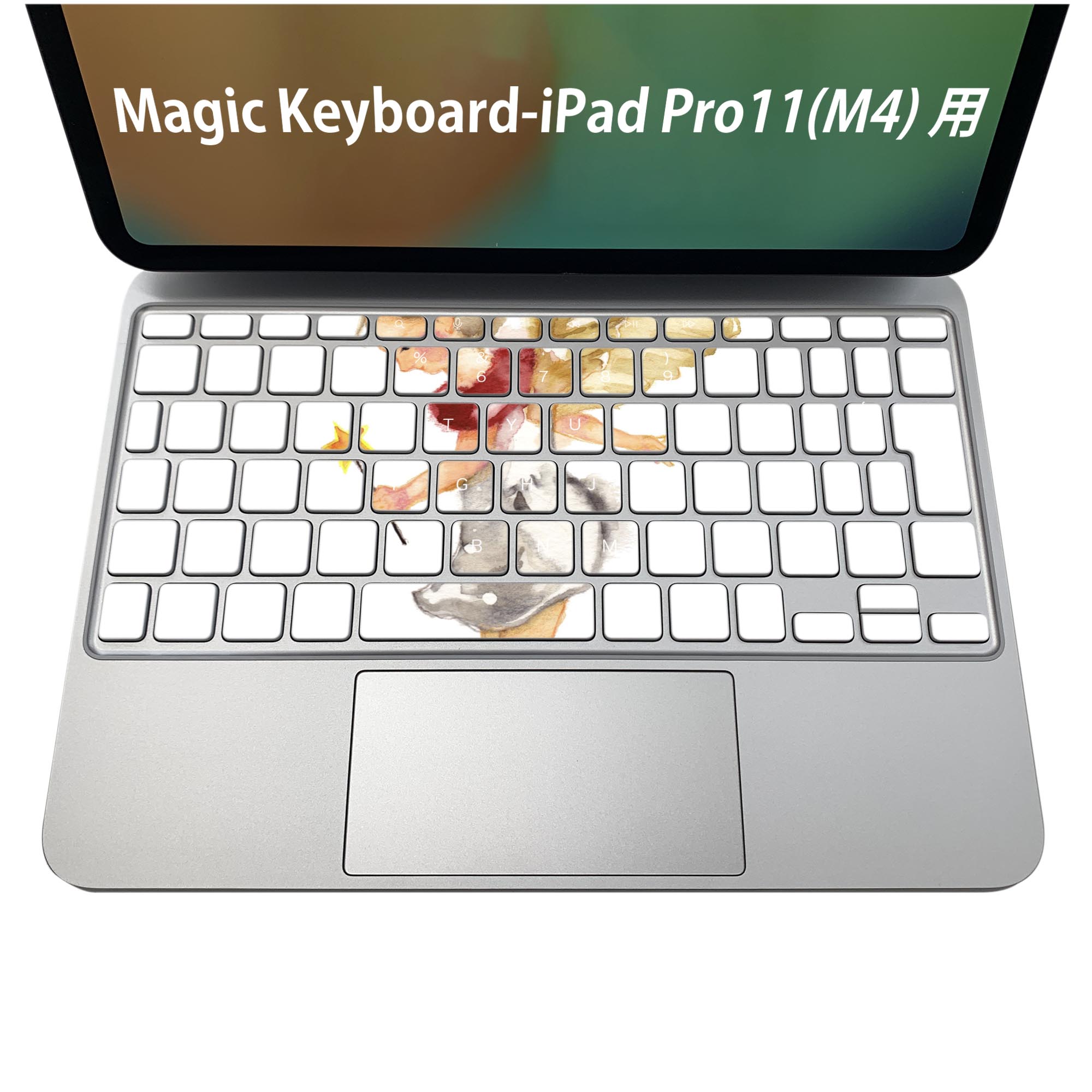 商品特徴・貼るだけでおしゃれに簡単着せ替え、iPadPro11・13（M4）Magic Keyboard KeyTop &nbsp; 全面デザインスキンシール！組み合わせ自由に選べるセット売り！・高精細プリントで写真と遜色がない仕上がり！ ・ちょっとしたすり傷から端末を保護！・エアフリー素材で気泡の心配も軽減！・貼り直しOK！位置調整も安心！注意事項画像はサンプルです。ご覧の環境によっては多少色味に違いを感じる場合がございます。 イメージと違った、モニターと色味が異なるという理由での交換や返金はご対応出来かねます。端末本体やクリアケースは付属しません。貼付時のずれやカメラ周りの凹凸を考慮してカメラ穴等は少し大きめにカットしています。貼付の際はカメラ穴を基準に位置を合わせてください。カメラ付近の何もないように見える場所に穴が開いていますが、こちらは近接・明るさ感知センサー用の穴です。端末本体に直接貼ることを想定しています。保護フィルムなどの上から貼ると上手く貼れない可能性があります初回貼付時の位置調整や貼り直しは可能ですが、しっかり接着させた後の貼り直しは保証しておりません。こちらは無地のシートにプリントした商品で、デコなどの加工はございません。 凹凸や光沢があるように見えたり布地や金属を素材にしたように見える商品もありますが、図版によるものです。印刷カメラ穴の位置にわずかなズレが生じる場合がございます。ご注文後に1点1点制作する受注生産品のため、不良品以外のご返品や交換は固くお断り致します。 機種間違いも保証対象外となりますため、ご注文の際は必ず機種をご確認下さい。発送について完全受注生産のハンドメイド商品となりますので、既製品と比べて発送までお時間を頂いています。 基本的に決済確認後、2〜3営業日、最大で5営業日での発送となります。繁忙期や休業日明けの場合はさらに時間がかかる場合があります。 その際には別途メールにてご連絡致します。メール便の場合、発送日から到着までに2〜4日ほどかかる場合が多く、紛失などの保障もご対応できかねます。あらかじめご了承下さい。