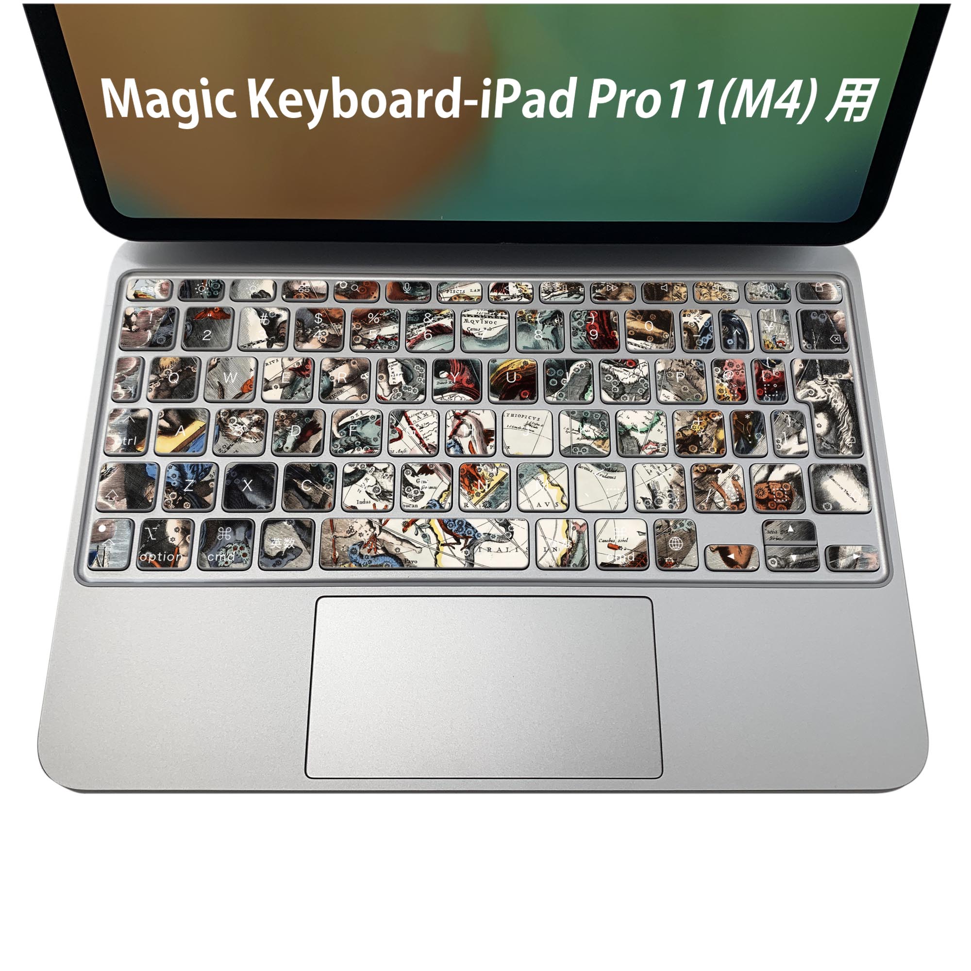 商品特徴・貼るだけでおしゃれに簡単着せ替え、iPadPro11・13（M4）Magic Keyboard KeyTop &nbsp; 全面デザインスキンシール！組み合わせ自由に選べるセット売り！・高精細プリントで写真と遜色がない仕上がり！ ・ちょっとしたすり傷から端末を保護！・エアフリー素材で気泡の心配も軽減！・貼り直しOK！位置調整も安心！注意事項画像はサンプルです。ご覧の環境によっては多少色味に違いを感じる場合がございます。 イメージと違った、モニターと色味が異なるという理由での交換や返金はご対応出来かねます。端末本体やクリアケースは付属しません。貼付時のずれやカメラ周りの凹凸を考慮してカメラ穴等は少し大きめにカットしています。貼付の際はカメラ穴を基準に位置を合わせてください。カメラ付近の何もないように見える場所に穴が開いていますが、こちらは近接・明るさ感知センサー用の穴です。端末本体に直接貼ることを想定しています。保護フィルムなどの上から貼ると上手く貼れない可能性があります初回貼付時の位置調整や貼り直しは可能ですが、しっかり接着させた後の貼り直しは保証しておりません。こちらは無地のシートにプリントした商品で、デコなどの加工はございません。 凹凸や光沢があるように見えたり布地や金属を素材にしたように見える商品もありますが、図版によるものです。印刷カメラ穴の位置にわずかなズレが生じる場合がございます。ご注文後に1点1点制作する受注生産品のため、不良品以外のご返品や交換は固くお断り致します。 機種間違いも保証対象外となりますため、ご注文の際は必ず機種をご確認下さい。発送について完全受注生産のハンドメイド商品となりますので、既製品と比べて発送までお時間を頂いています。 基本的に決済確認後、2〜3営業日、最大で5営業日での発送となります。繁忙期や休業日明けの場合はさらに時間がかかる場合があります。 その際には別途メールにてご連絡致します。メール便の場合、発送日から到着までに2〜4日ほどかかる場合が多く、紛失などの保障もご対応できかねます。あらかじめご了承下さい。