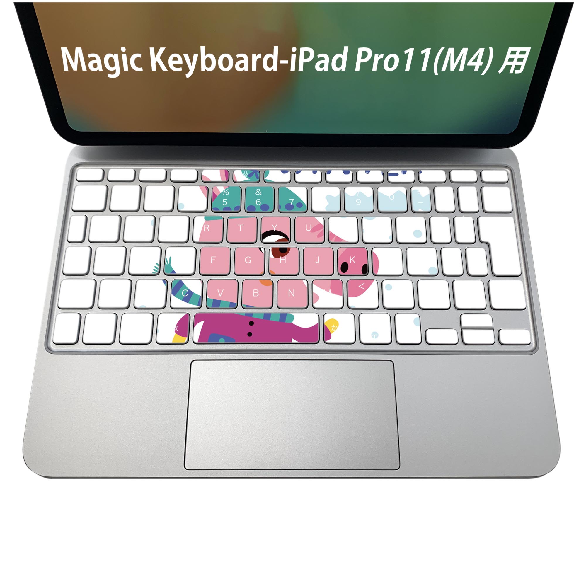 商品特徴・貼るだけでおしゃれに簡単着せ替え、iPadPro11・13（M4）Magic Keyboard KeyTop &nbsp; 全面デザインスキンシール！組み合わせ自由に選べるセット売り！・高精細プリントで写真と遜色がない仕上がり！ ・ちょっとしたすり傷から端末を保護！・エアフリー素材で気泡の心配も軽減！・貼り直しOK！位置調整も安心！注意事項画像はサンプルです。ご覧の環境によっては多少色味に違いを感じる場合がございます。 イメージと違った、モニターと色味が異なるという理由での交換や返金はご対応出来かねます。端末本体やクリアケースは付属しません。貼付時のずれやカメラ周りの凹凸を考慮してカメラ穴等は少し大きめにカットしています。貼付の際はカメラ穴を基準に位置を合わせてください。カメラ付近の何もないように見える場所に穴が開いていますが、こちらは近接・明るさ感知センサー用の穴です。端末本体に直接貼ることを想定しています。保護フィルムなどの上から貼ると上手く貼れない可能性があります初回貼付時の位置調整や貼り直しは可能ですが、しっかり接着させた後の貼り直しは保証しておりません。こちらは無地のシートにプリントした商品で、デコなどの加工はございません。 凹凸や光沢があるように見えたり布地や金属を素材にしたように見える商品もありますが、図版によるものです。印刷カメラ穴の位置にわずかなズレが生じる場合がございます。ご注文後に1点1点制作する受注生産品のため、不良品以外のご返品や交換は固くお断り致します。 機種間違いも保証対象外となりますため、ご注文の際は必ず機種をご確認下さい。発送について完全受注生産のハンドメイド商品となりますので、既製品と比べて発送までお時間を頂いています。 基本的に決済確認後、2〜3営業日、最大で5営業日での発送となります。繁忙期や休業日明けの場合はさらに時間がかかる場合があります。 その際には別途メールにてご連絡致します。メール便の場合、発送日から到着までに2〜4日ほどかかる場合が多く、紛失などの保障もご対応できかねます。あらかじめご了承下さい。