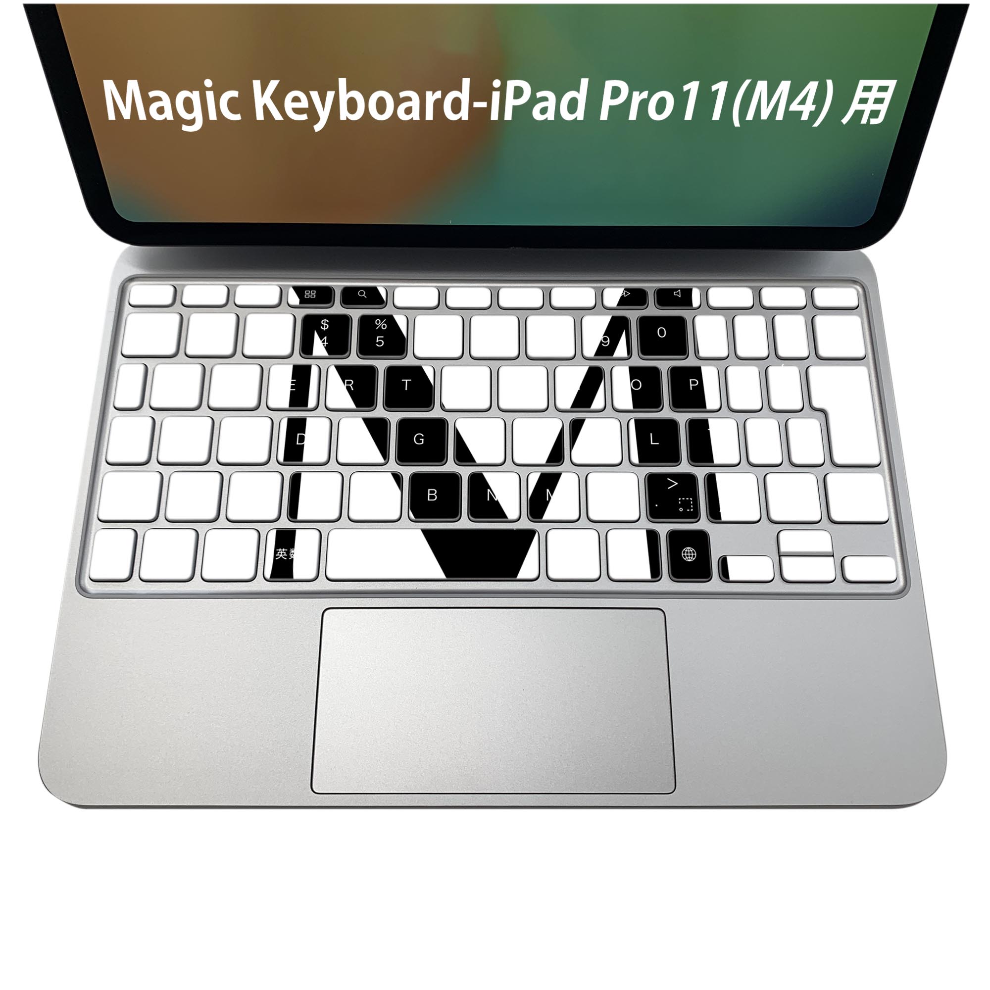 商品特徴・貼るだけでおしゃれに簡単着せ替え、iPadPro11・13（M4）Magic Keyboard KeyTop &nbsp; 全面デザインスキンシール！組み合わせ自由に選べるセット売り！・高精細プリントで写真と遜色がない仕上がり！ ・ちょっとしたすり傷から端末を保護！・エアフリー素材で気泡の心配も軽減！・貼り直しOK！位置調整も安心！注意事項画像はサンプルです。ご覧の環境によっては多少色味に違いを感じる場合がございます。 イメージと違った、モニターと色味が異なるという理由での交換や返金はご対応出来かねます。端末本体やクリアケースは付属しません。貼付時のずれやカメラ周りの凹凸を考慮してカメラ穴等は少し大きめにカットしています。貼付の際はカメラ穴を基準に位置を合わせてください。カメラ付近の何もないように見える場所に穴が開いていますが、こちらは近接・明るさ感知センサー用の穴です。端末本体に直接貼ることを想定しています。保護フィルムなどの上から貼ると上手く貼れない可能性があります初回貼付時の位置調整や貼り直しは可能ですが、しっかり接着させた後の貼り直しは保証しておりません。こちらは無地のシートにプリントした商品で、デコなどの加工はございません。 凹凸や光沢があるように見えたり布地や金属を素材にしたように見える商品もありますが、図版によるものです。印刷カメラ穴の位置にわずかなズレが生じる場合がございます。ご注文後に1点1点制作する受注生産品のため、不良品以外のご返品や交換は固くお断り致します。 機種間違いも保証対象外となりますため、ご注文の際は必ず機種をご確認下さい。発送について完全受注生産のハンドメイド商品となりますので、既製品と比べて発送までお時間を頂いています。 基本的に決済確認後、2〜3営業日、最大で5営業日での発送となります。繁忙期や休業日明けの場合はさらに時間がかかる場合があります。 その際には別途メールにてご連絡致します。メール便の場合、発送日から到着までに2〜4日ほどかかる場合が多く、紛失などの保障もご対応できかねます。あらかじめご了承下さい。