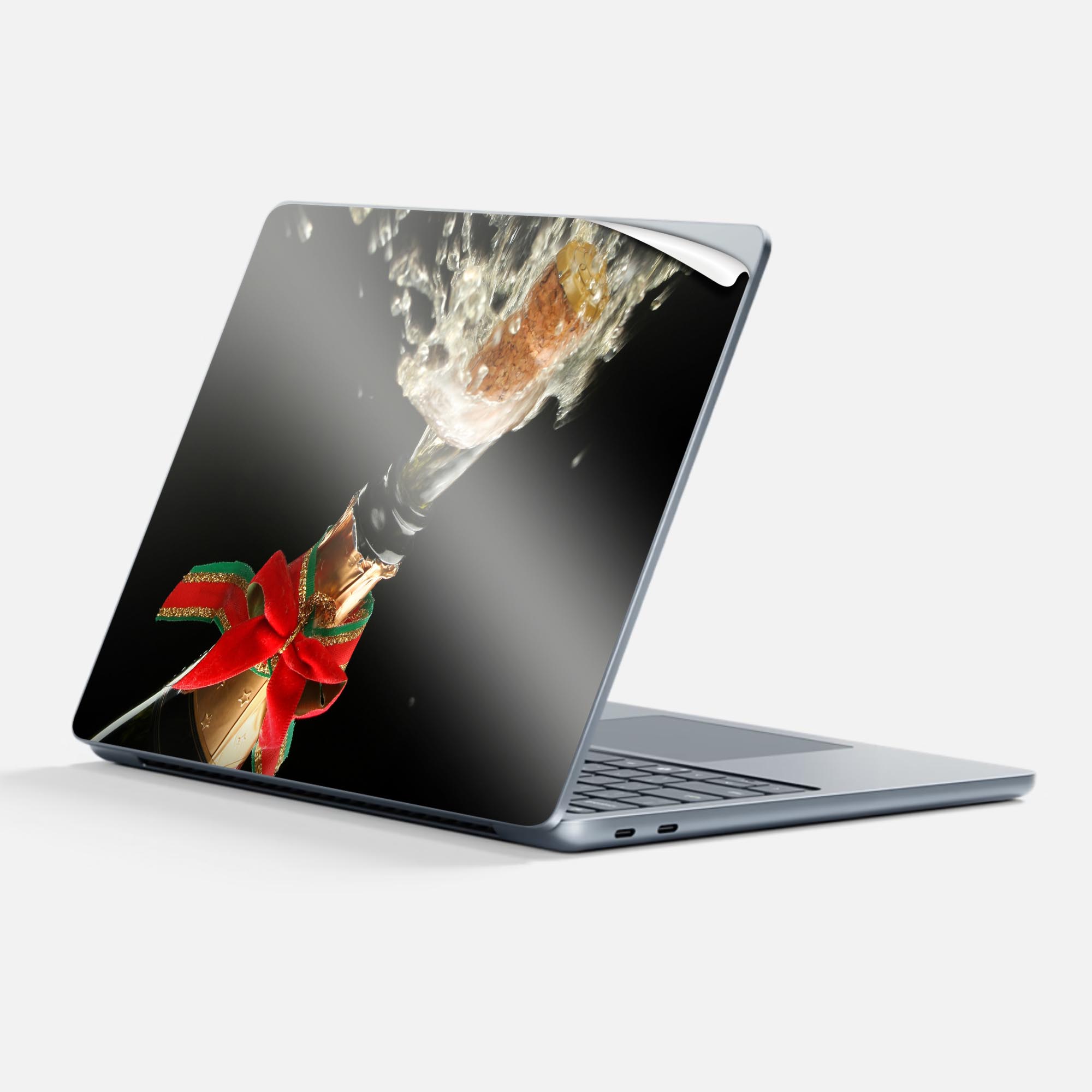 商品特徴・貼るだけでかんたん着せ替え、Surfac Laptop(第7世代) 13インチ 共通対応デザインスキンシール・高精細プリントで写真と遜色のない仕上がり！半光沢シートでしっとりツヤのある表現力・ちょっとしたすり傷からSurface本体を保護・接着部はエアフリー素材で気泡の心配も軽減・再剥離素材なので貼り付け時の調整も安心注意事項画像はサンプルですので、ご覧の環境によっては多少色味に違いを感じる場合がございます。 イメージと違った、モニターと色味が異なるという理由での交換や返金はご対応出来かねます。スキンシールのみの販売で、本体は付属しません。また、シールは背面部用のみとなります。初回貼付時の位置調整や貼り直しは可能ですが、しっかりと押し付けて接着させた後の再剥離、再利用は保証しておりません。また接着部に油分や汚れが付着しますと角の部分は剥がれやすくなりますので、貼付時はあまり触れないようにご注意ください。無地のセミグロスシートにデザインをプリントした商品で、デコなどの加工はございません。 凹凸や光沢があるように見えたり布地や金属を素材にしたように見える商品もありますが、デザインの図版によるものです。印刷時に微妙な画像のズレが生じる場合がございます。ご注文後に1点1点制作する受注生産品の為、不良品以外のご返品や交換は固くお断りします。 発送について完全受注生産のハンドメイド商品となりますので、既製品と比べて発送までお時間を頂いています。 基本的に決済確認後、最大で10営業日での発送となります。繁忙期や休業日明けの場合はさらに時間がかかる場合があります。 その際には別途メールにてご連絡致します。メール便の場合、発送日から到着までに2?4日ほどかかる場合が多く、紛失などの保障もご対応できかねます。あらかじめご了承下さい。