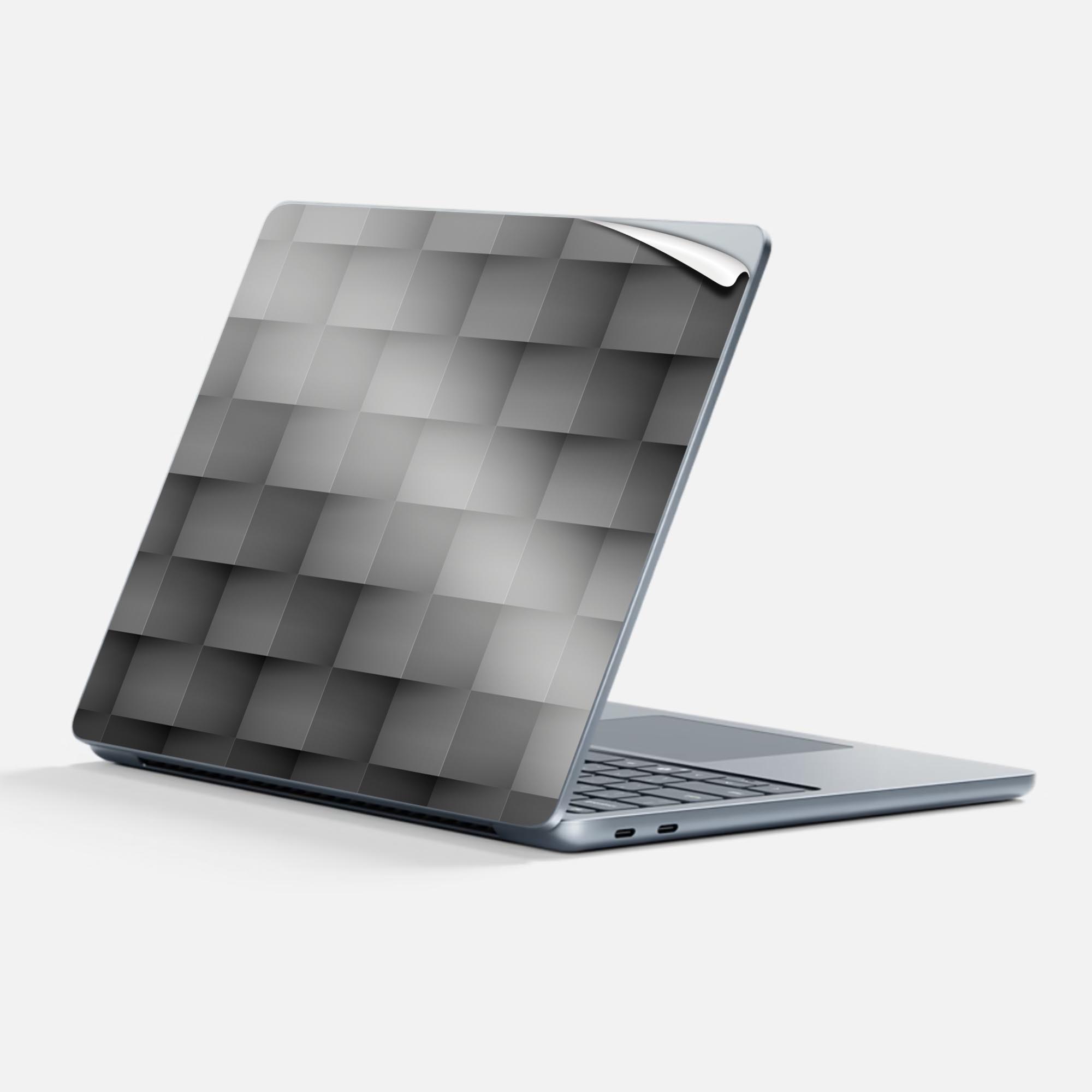 商品特徴・貼るだけでかんたん着せ替え、Surfac Laptop(第7世代) 13インチ 共通対応デザインスキンシール・高精細プリントで写真と遜色のない仕上がり！半光沢シートでしっとりツヤのある表現力・ちょっとしたすり傷からSurface本体を保護・接着部はエアフリー素材で気泡の心配も軽減・再剥離素材なので貼り付け時の調整も安心注意事項画像はサンプルですので、ご覧の環境によっては多少色味に違いを感じる場合がございます。 イメージと違った、モニターと色味が異なるという理由での交換や返金はご対応出来かねます。スキンシールのみの販売で、本体は付属しません。また、シールは背面部用のみとなります。初回貼付時の位置調整や貼り直しは可能ですが、しっかりと押し付けて接着させた後の再剥離、再利用は保証しておりません。また接着部に油分や汚れが付着しますと角の部分は剥がれやすくなりますので、貼付時はあまり触れないようにご注意ください。無地のセミグロスシートにデザインをプリントした商品で、デコなどの加工はございません。 凹凸や光沢があるように見えたり布地や金属を素材にしたように見える商品もありますが、デザインの図版によるものです。印刷時に微妙な画像のズレが生じる場合がございます。ご注文後に1点1点制作する受注生産品の為、不良品以外のご返品や交換は固くお断りします。 発送について完全受注生産のハンドメイド商品となりますので、既製品と比べて発送までお時間を頂いています。 基本的に決済確認後、最大で10営業日での発送となります。繁忙期や休業日明けの場合はさらに時間がかかる場合があります。 その際には別途メールにてご連絡致します。メール便の場合、発送日から到着までに2?4日ほどかかる場合が多く、紛失などの保障もご対応できかねます。あらかじめご了承下さい。