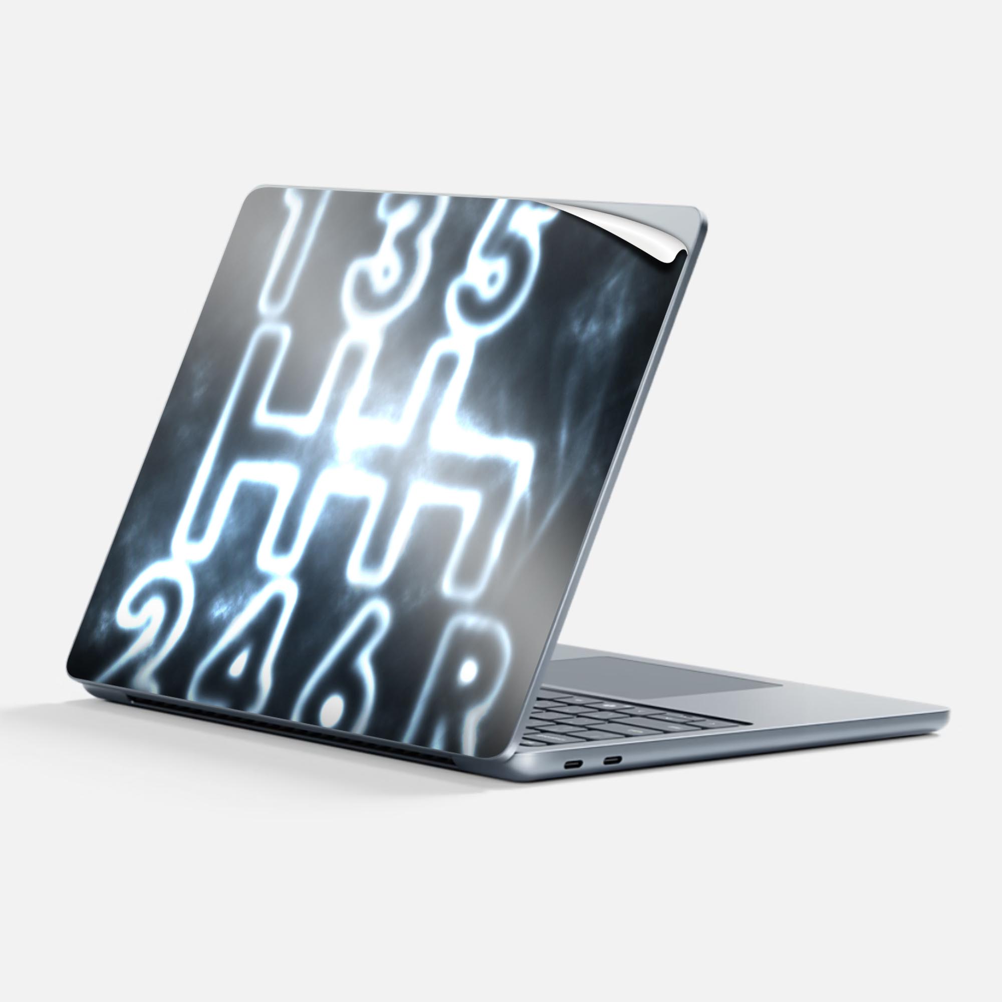 商品特徴・貼るだけでかんたん着せ替え、Surfac Laptop(第7世代) 13インチ 共通対応デザインスキンシール・高精細プリントで写真と遜色のない仕上がり！半光沢シートでしっとりツヤのある表現力・ちょっとしたすり傷からSurface本体を保護・接着部はエアフリー素材で気泡の心配も軽減・再剥離素材なので貼り付け時の調整も安心注意事項画像はサンプルですので、ご覧の環境によっては多少色味に違いを感じる場合がございます。 イメージと違った、モニターと色味が異なるという理由での交換や返金はご対応出来かねます。スキンシールのみの販売で、本体は付属しません。また、シールは背面部用のみとなります。初回貼付時の位置調整や貼り直しは可能ですが、しっかりと押し付けて接着させた後の再剥離、再利用は保証しておりません。また接着部に油分や汚れが付着しますと角の部分は剥がれやすくなりますので、貼付時はあまり触れないようにご注意ください。無地のセミグロスシートにデザインをプリントした商品で、デコなどの加工はございません。 凹凸や光沢があるように見えたり布地や金属を素材にしたように見える商品もありますが、デザインの図版によるものです。印刷時に微妙な画像のズレが生じる場合がございます。ご注文後に1点1点制作する受注生産品の為、不良品以外のご返品や交換は固くお断りします。 発送について完全受注生産のハンドメイド商品となりますので、既製品と比べて発送までお時間を頂いています。 基本的に決済確認後、最大で10営業日での発送となります。繁忙期や休業日明けの場合はさらに時間がかかる場合があります。 その際には別途メールにてご連絡致します。メール便の場合、発送日から到着までに2?4日ほどかかる場合が多く、紛失などの保障もご対応できかねます。あらかじめご了承下さい。