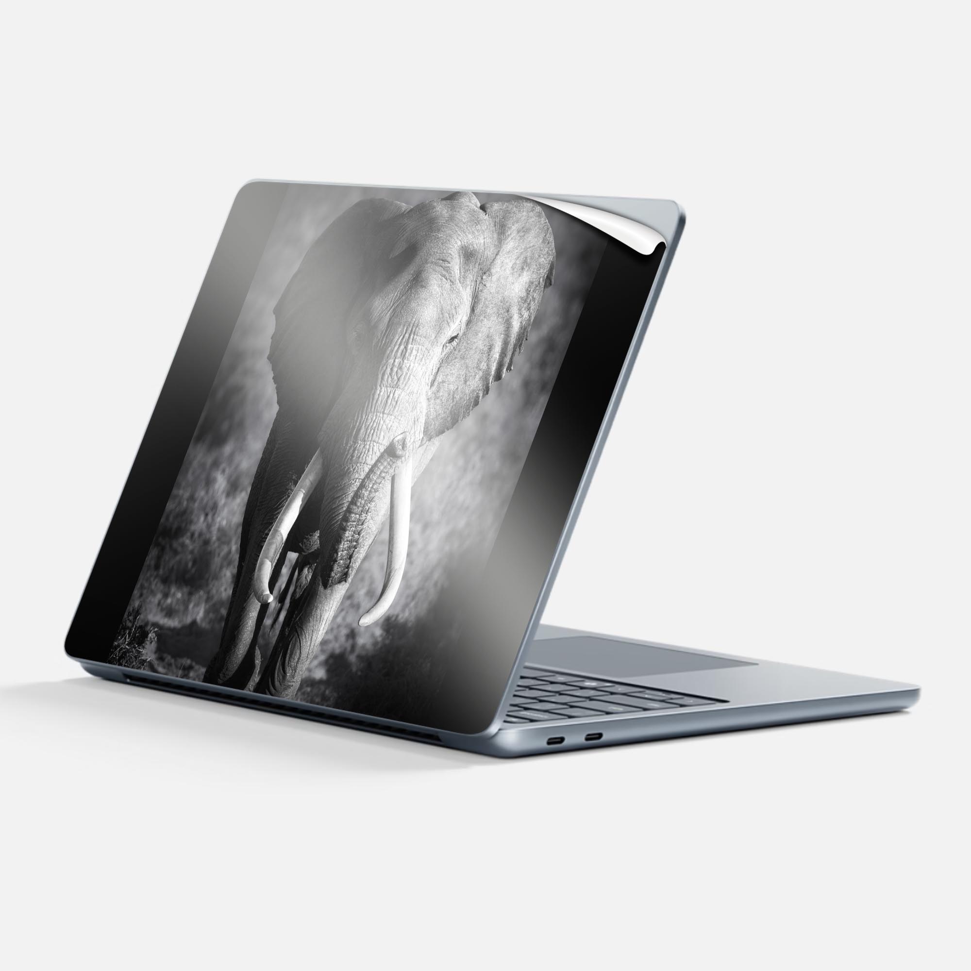 商品特徴・貼るだけでかんたん着せ替え、Surfac Laptop(第7世代) 13インチ 共通対応デザインスキンシール・高精細プリントで写真と遜色のない仕上がり！半光沢シートでしっとりツヤのある表現力・ちょっとしたすり傷からSurface本体を保護・接着部はエアフリー素材で気泡の心配も軽減・再剥離素材なので貼り付け時の調整も安心注意事項画像はサンプルですので、ご覧の環境によっては多少色味に違いを感じる場合がございます。 イメージと違った、モニターと色味が異なるという理由での交換や返金はご対応出来かねます。スキンシールのみの販売で、本体は付属しません。また、シールは背面部用のみとなります。初回貼付時の位置調整や貼り直しは可能ですが、しっかりと押し付けて接着させた後の再剥離、再利用は保証しておりません。また接着部に油分や汚れが付着しますと角の部分は剥がれやすくなりますので、貼付時はあまり触れないようにご注意ください。無地のセミグロスシートにデザインをプリントした商品で、デコなどの加工はございません。 凹凸や光沢があるように見えたり布地や金属を素材にしたように見える商品もありますが、デザインの図版によるものです。印刷時に微妙な画像のズレが生じる場合がございます。ご注文後に1点1点制作する受注生産品の為、不良品以外のご返品や交換は固くお断りします。 発送について完全受注生産のハンドメイド商品となりますので、既製品と比べて発送までお時間を頂いています。 基本的に決済確認後、最大で10営業日での発送となります。繁忙期や休業日明けの場合はさらに時間がかかる場合があります。 その際には別途メールにてご連絡致します。メール便の場合、発送日から到着までに2?4日ほどかかる場合が多く、紛失などの保障もご対応できかねます。あらかじめご了承下さい。