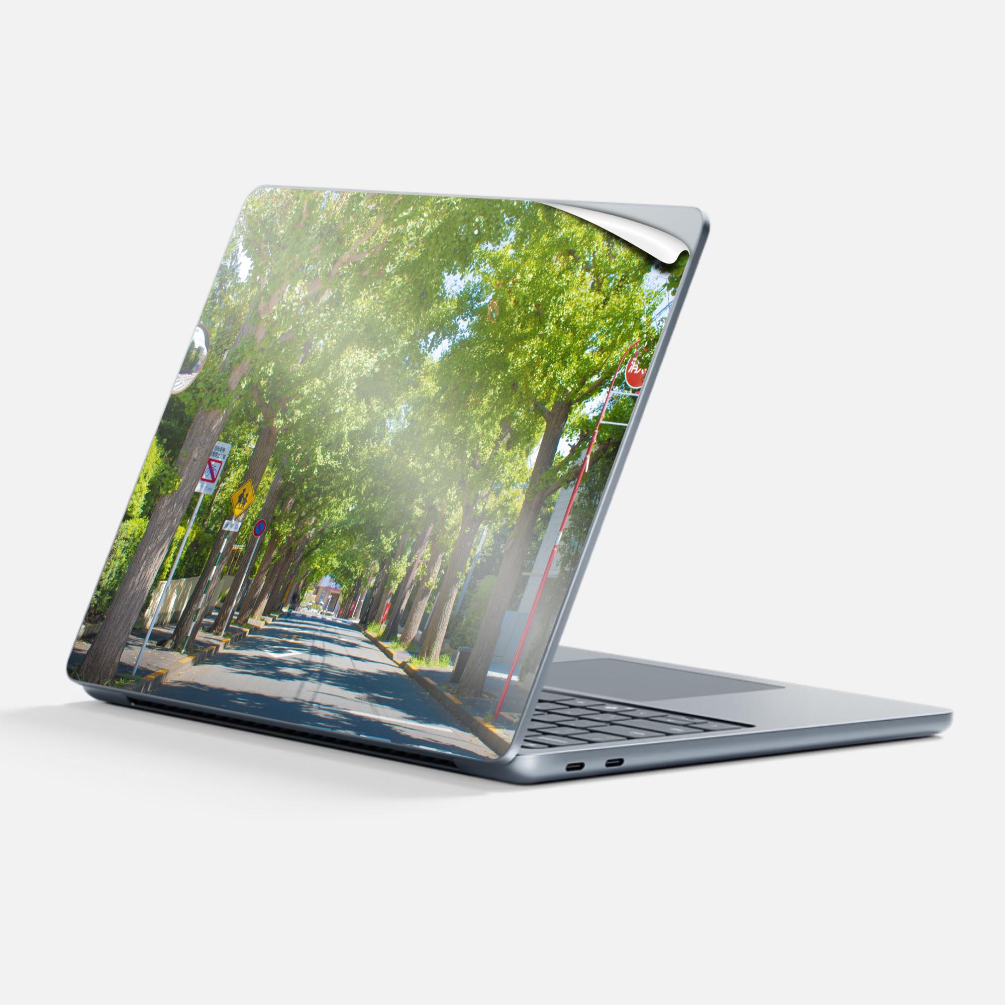 商品特徴・貼るだけでかんたん着せ替え、Surfac Laptop(第7世代) 13インチ 共通対応デザインスキンシール・高精細プリントで写真と遜色のない仕上がり！半光沢シートでしっとりツヤのある表現力・ちょっとしたすり傷からSurface本体を保護・接着部はエアフリー素材で気泡の心配も軽減・再剥離素材なので貼り付け時の調整も安心注意事項画像はサンプルですので、ご覧の環境によっては多少色味に違いを感じる場合がございます。 イメージと違った、モニターと色味が異なるという理由での交換や返金はご対応出来かねます。スキンシールのみの販売で、本体は付属しません。また、シールは背面部用のみとなります。初回貼付時の位置調整や貼り直しは可能ですが、しっかりと押し付けて接着させた後の再剥離、再利用は保証しておりません。また接着部に油分や汚れが付着しますと角の部分は剥がれやすくなりますので、貼付時はあまり触れないようにご注意ください。無地のセミグロスシートにデザインをプリントした商品で、デコなどの加工はございません。 凹凸や光沢があるように見えたり布地や金属を素材にしたように見える商品もありますが、デザインの図版によるものです。印刷時に微妙な画像のズレが生じる場合がございます。ご注文後に1点1点制作する受注生産品の為、不良品以外のご返品や交換は固くお断りします。 発送について完全受注生産のハンドメイド商品となりますので、既製品と比べて発送までお時間を頂いています。 基本的に決済確認後、最大で10営業日での発送となります。繁忙期や休業日明けの場合はさらに時間がかかる場合があります。 その際には別途メールにてご連絡致します。メール便の場合、発送日から到着までに2?4日ほどかかる場合が多く、紛失などの保障もご対応できかねます。あらかじめご了承下さい。