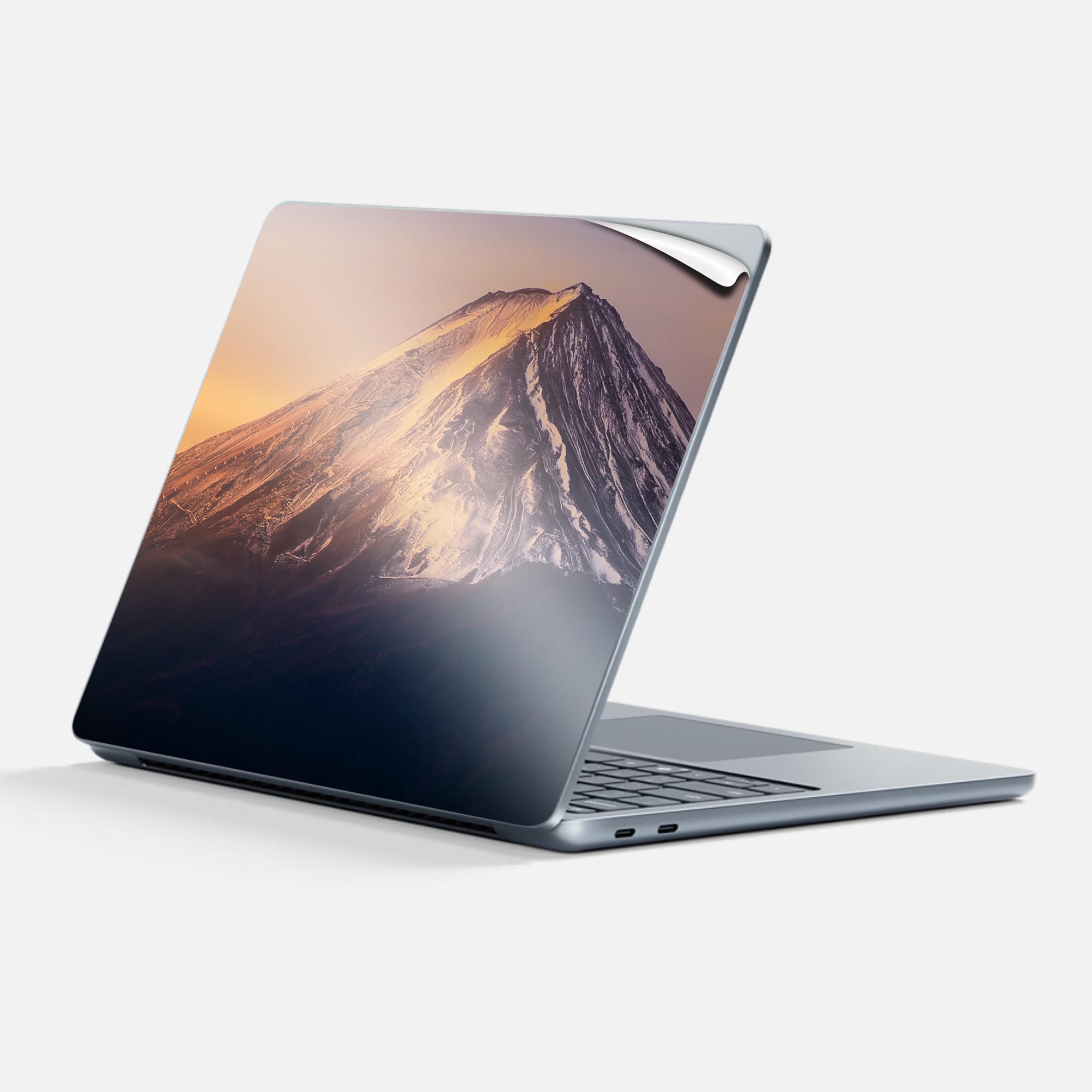 商品特徴・貼るだけでかんたん着せ替え、Surfac Laptop(第7世代) 13インチ 共通対応デザインスキンシール・高精細プリントで写真と遜色のない仕上がり！半光沢シートでしっとりツヤのある表現力・ちょっとしたすり傷からSurface本体を保護・接着部はエアフリー素材で気泡の心配も軽減・再剥離素材なので貼り付け時の調整も安心注意事項画像はサンプルですので、ご覧の環境によっては多少色味に違いを感じる場合がございます。 イメージと違った、モニターと色味が異なるという理由での交換や返金はご対応出来かねます。スキンシールのみの販売で、本体は付属しません。また、シールは背面部用のみとなります。初回貼付時の位置調整や貼り直しは可能ですが、しっかりと押し付けて接着させた後の再剥離、再利用は保証しておりません。また接着部に油分や汚れが付着しますと角の部分は剥がれやすくなりますので、貼付時はあまり触れないようにご注意ください。無地のセミグロスシートにデザインをプリントした商品で、デコなどの加工はございません。 凹凸や光沢があるように見えたり布地や金属を素材にしたように見える商品もありますが、デザインの図版によるものです。印刷時に微妙な画像のズレが生じる場合がございます。ご注文後に1点1点制作する受注生産品の為、不良品以外のご返品や交換は固くお断りします。 発送について完全受注生産のハンドメイド商品となりますので、既製品と比べて発送までお時間を頂いています。 基本的に決済確認後、最大で10営業日での発送となります。繁忙期や休業日明けの場合はさらに時間がかかる場合があります。 その際には別途メールにてご連絡致します。メール便の場合、発送日から到着までに2?4日ほどかかる場合が多く、紛失などの保障もご対応できかねます。あらかじめご了承下さい。