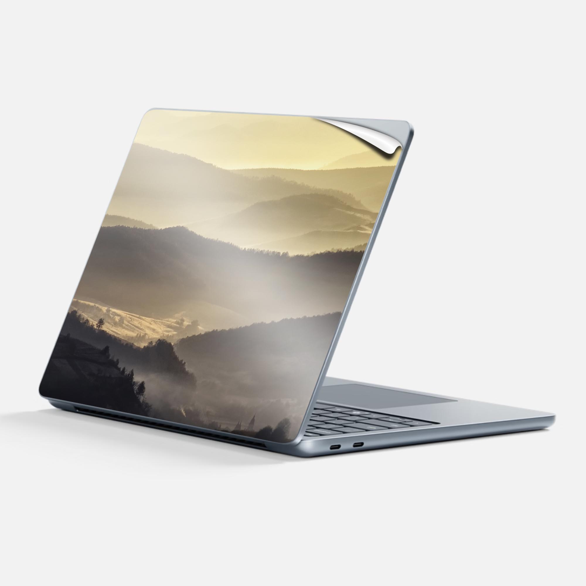 商品特徴・貼るだけでかんたん着せ替え、Surfac Laptop(第7世代) 13インチ 共通対応デザインスキンシール・高精細プリントで写真と遜色のない仕上がり！半光沢シートでしっとりツヤのある表現力・ちょっとしたすり傷からSurface本体を保護・接着部はエアフリー素材で気泡の心配も軽減・再剥離素材なので貼り付け時の調整も安心注意事項画像はサンプルですので、ご覧の環境によっては多少色味に違いを感じる場合がございます。 イメージと違った、モニターと色味が異なるという理由での交換や返金はご対応出来かねます。スキンシールのみの販売で、本体は付属しません。また、シールは背面部用のみとなります。初回貼付時の位置調整や貼り直しは可能ですが、しっかりと押し付けて接着させた後の再剥離、再利用は保証しておりません。また接着部に油分や汚れが付着しますと角の部分は剥がれやすくなりますので、貼付時はあまり触れないようにご注意ください。無地のセミグロスシートにデザインをプリントした商品で、デコなどの加工はございません。 凹凸や光沢があるように見えたり布地や金属を素材にしたように見える商品もありますが、デザインの図版によるものです。印刷時に微妙な画像のズレが生じる場合がございます。ご注文後に1点1点制作する受注生産品の為、不良品以外のご返品や交換は固くお断りします。 発送について完全受注生産のハンドメイド商品となりますので、既製品と比べて発送までお時間を頂いています。 基本的に決済確認後、最大で10営業日での発送となります。繁忙期や休業日明けの場合はさらに時間がかかる場合があります。 その際には別途メールにてご連絡致します。メール便の場合、発送日から到着までに2?4日ほどかかる場合が多く、紛失などの保障もご対応できかねます。あらかじめご了承下さい。