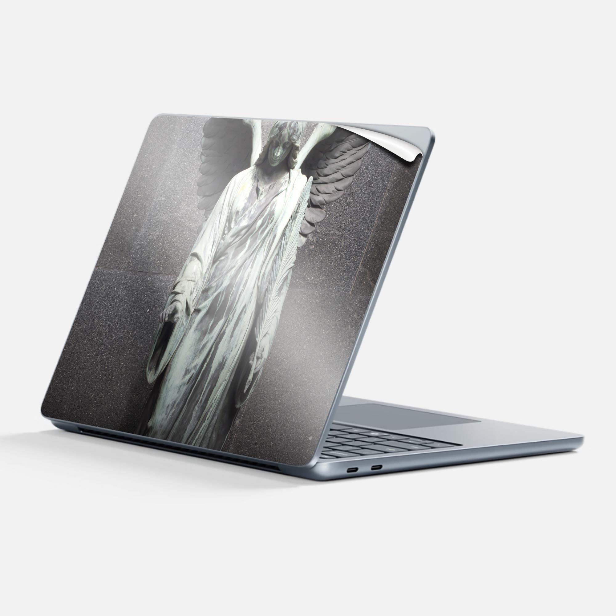 商品特徴・貼るだけでかんたん着せ替え、Surfac Laptop(第7世代) 13インチ 共通対応デザインスキンシール・高精細プリントで写真と遜色のない仕上がり！半光沢シートでしっとりツヤのある表現力・ちょっとしたすり傷からSurface本体を保護・接着部はエアフリー素材で気泡の心配も軽減・再剥離素材なので貼り付け時の調整も安心注意事項画像はサンプルですので、ご覧の環境によっては多少色味に違いを感じる場合がございます。 イメージと違った、モニターと色味が異なるという理由での交換や返金はご対応出来かねます。スキンシールのみの販売で、本体は付属しません。また、シールは背面部用のみとなります。初回貼付時の位置調整や貼り直しは可能ですが、しっかりと押し付けて接着させた後の再剥離、再利用は保証しておりません。また接着部に油分や汚れが付着しますと角の部分は剥がれやすくなりますので、貼付時はあまり触れないようにご注意ください。無地のセミグロスシートにデザインをプリントした商品で、デコなどの加工はございません。 凹凸や光沢があるように見えたり布地や金属を素材にしたように見える商品もありますが、デザインの図版によるものです。印刷時に微妙な画像のズレが生じる場合がございます。ご注文後に1点1点制作する受注生産品の為、不良品以外のご返品や交換は固くお断りします。 発送について完全受注生産のハンドメイド商品となりますので、既製品と比べて発送までお時間を頂いています。 基本的に決済確認後、最大で10営業日での発送となります。繁忙期や休業日明けの場合はさらに時間がかかる場合があります。 その際には別途メールにてご連絡致します。メール便の場合、発送日から到着までに2?4日ほどかかる場合が多く、紛失などの保障もご対応できかねます。あらかじめご了承下さい。