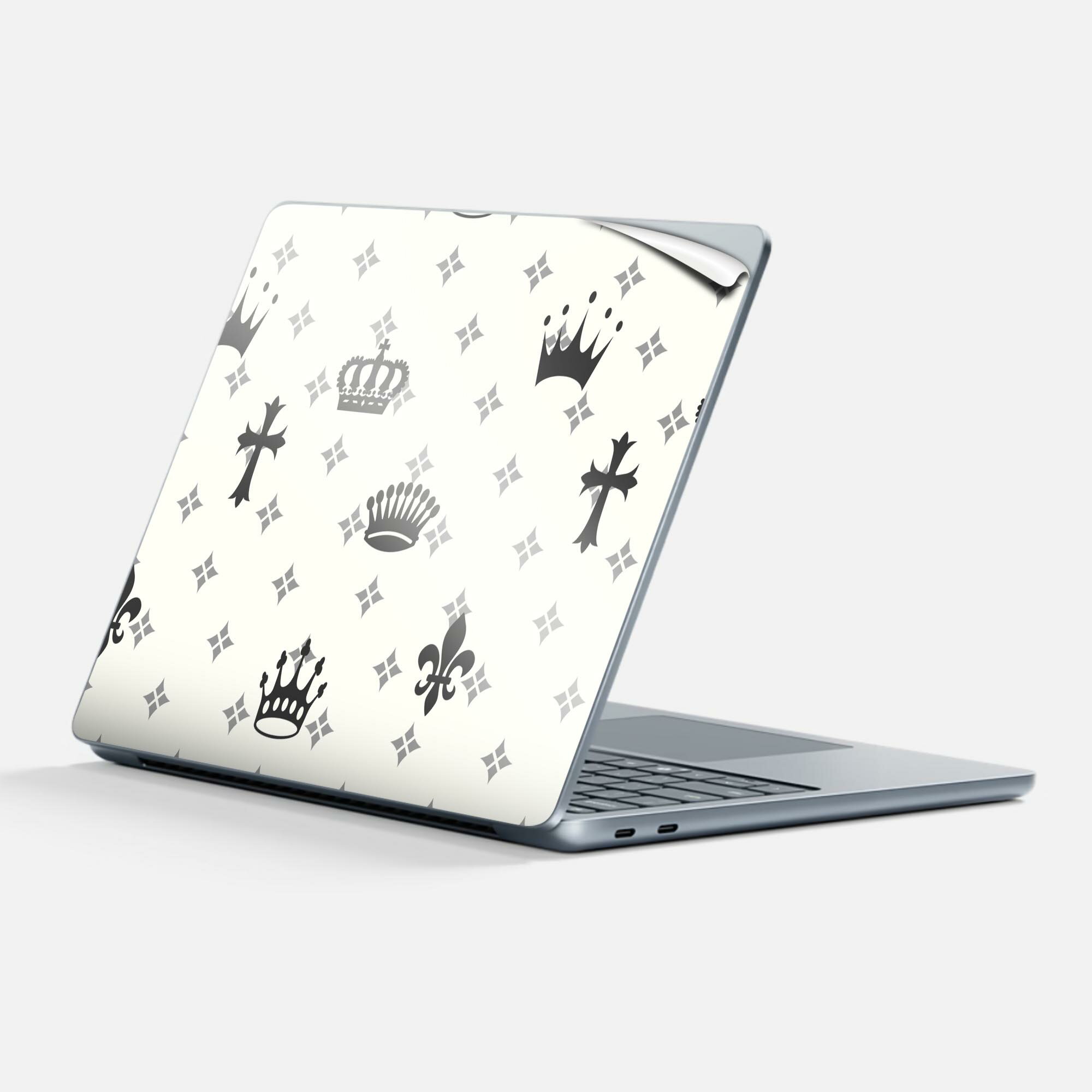 Surface Laptop 第7世代 13 インチ 用 スキンシール 全面スキンシール フル 背面 底 ステッカー 保護シール キャラクター かわいい 007905 黒 ブラック クラウン 王冠 模様