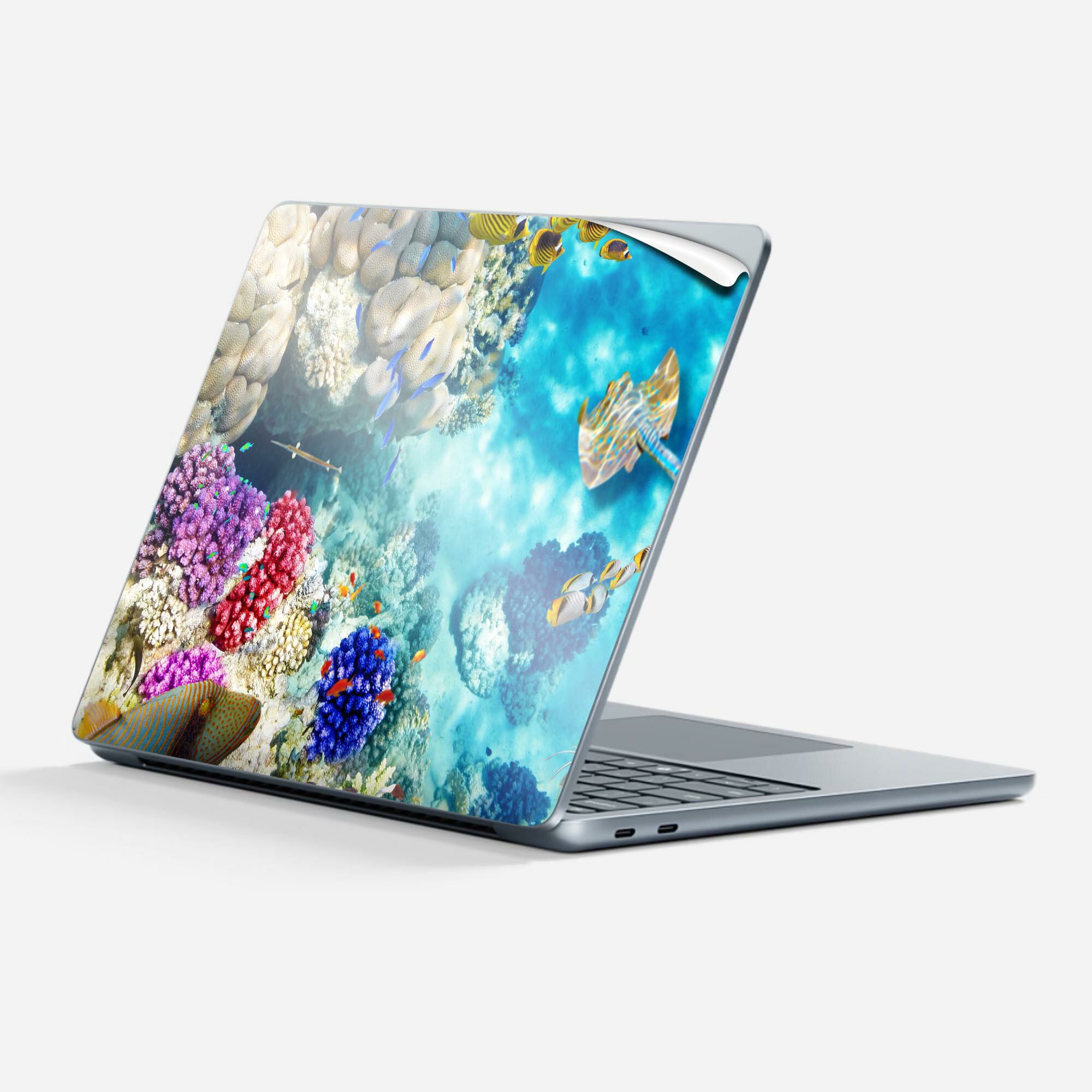 商品特徴・貼るだけでかんたん着せ替え、Surfac Laptop(第7世代) 13インチ 共通対応デザインスキンシール・高精細プリントで写真と遜色のない仕上がり！半光沢シートでしっとりツヤのある表現力・ちょっとしたすり傷からSurface本体を保護・接着部はエアフリー素材で気泡の心配も軽減・再剥離素材なので貼り付け時の調整も安心注意事項画像はサンプルですので、ご覧の環境によっては多少色味に違いを感じる場合がございます。 イメージと違った、モニターと色味が異なるという理由での交換や返金はご対応出来かねます。スキンシールのみの販売で、本体は付属しません。また、シールは背面部用のみとなります。初回貼付時の位置調整や貼り直しは可能ですが、しっかりと押し付けて接着させた後の再剥離、再利用は保証しておりません。また接着部に油分や汚れが付着しますと角の部分は剥がれやすくなりますので、貼付時はあまり触れないようにご注意ください。無地のセミグロスシートにデザインをプリントした商品で、デコなどの加工はございません。 凹凸や光沢があるように見えたり布地や金属を素材にしたように見える商品もありますが、デザインの図版によるものです。印刷時に微妙な画像のズレが生じる場合がございます。ご注文後に1点1点制作する受注生産品の為、不良品以外のご返品や交換は固くお断りします。 発送について完全受注生産のハンドメイド商品となりますので、既製品と比べて発送までお時間を頂いています。 基本的に決済確認後、最大で10営業日での発送となります。繁忙期や休業日明けの場合はさらに時間がかかる場合があります。 その際には別途メールにてご連絡致します。メール便の場合、発送日から到着までに2?4日ほどかかる場合が多く、紛失などの保障もご対応できかねます。あらかじめご了承下さい。