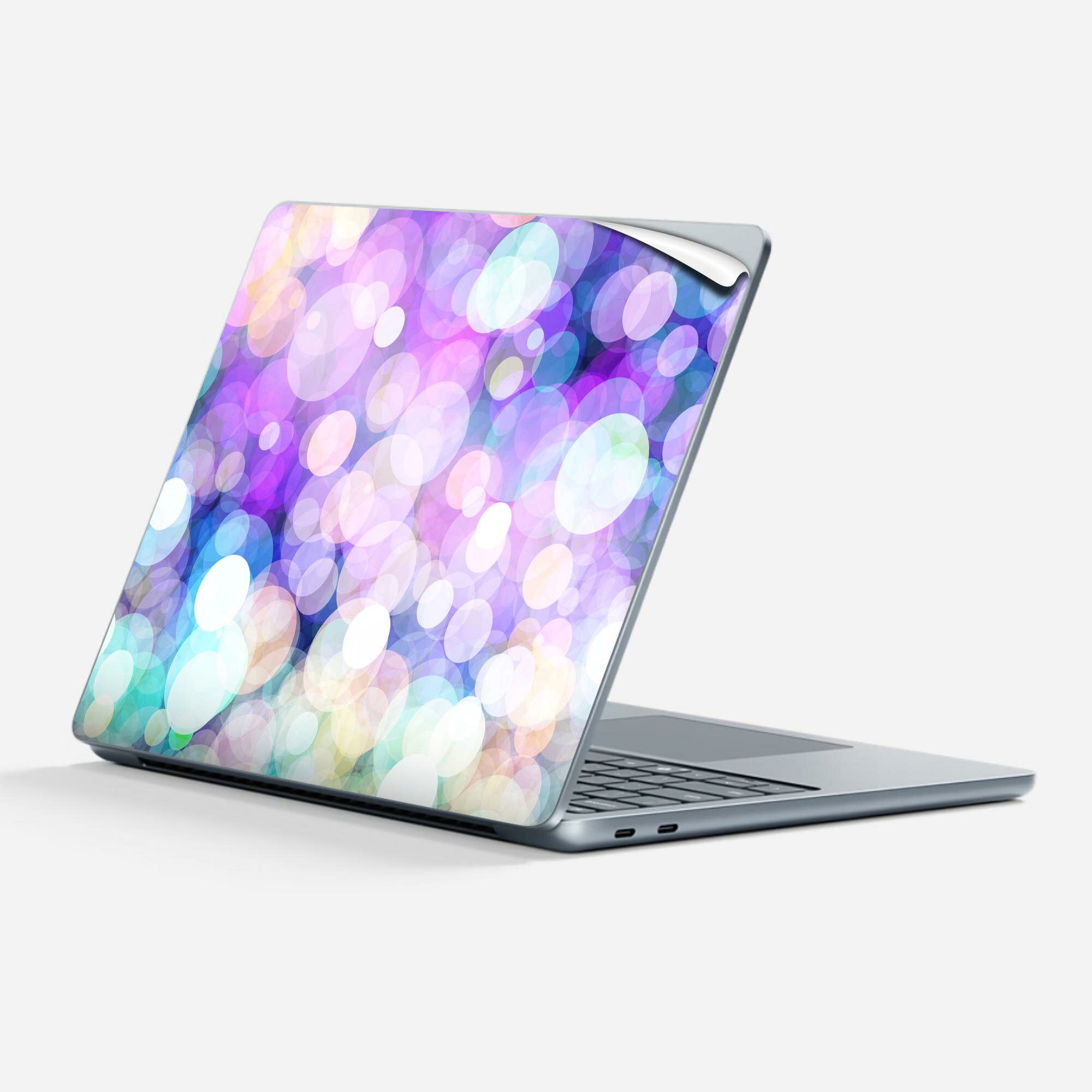 商品特徴・貼るだけでかんたん着せ替え、Surfac Laptop(第7世代) 13インチ 共通対応デザインスキンシール・高精細プリントで写真と遜色のない仕上がり！半光沢シートでしっとりツヤのある表現力・ちょっとしたすり傷からSurface本体を保護・接着部はエアフリー素材で気泡の心配も軽減・再剥離素材なので貼り付け時の調整も安心注意事項画像はサンプルですので、ご覧の環境によっては多少色味に違いを感じる場合がございます。 イメージと違った、モニターと色味が異なるという理由での交換や返金はご対応出来かねます。スキンシールのみの販売で、本体は付属しません。また、シールは背面部用のみとなります。初回貼付時の位置調整や貼り直しは可能ですが、しっかりと押し付けて接着させた後の再剥離、再利用は保証しておりません。また接着部に油分や汚れが付着しますと角の部分は剥がれやすくなりますので、貼付時はあまり触れないようにご注意ください。無地のセミグロスシートにデザインをプリントした商品で、デコなどの加工はございません。 凹凸や光沢があるように見えたり布地や金属を素材にしたように見える商品もありますが、デザインの図版によるものです。印刷時に微妙な画像のズレが生じる場合がございます。ご注文後に1点1点制作する受注生産品の為、不良品以外のご返品や交換は固くお断りします。 発送について完全受注生産のハンドメイド商品となりますので、既製品と比べて発送までお時間を頂いています。 基本的に決済確認後、最大で10営業日での発送となります。繁忙期や休業日明けの場合はさらに時間がかかる場合があります。 その際には別途メールにてご連絡致します。メール便の場合、発送日から到着までに2?4日ほどかかる場合が多く、紛失などの保障もご対応できかねます。あらかじめご了承下さい。