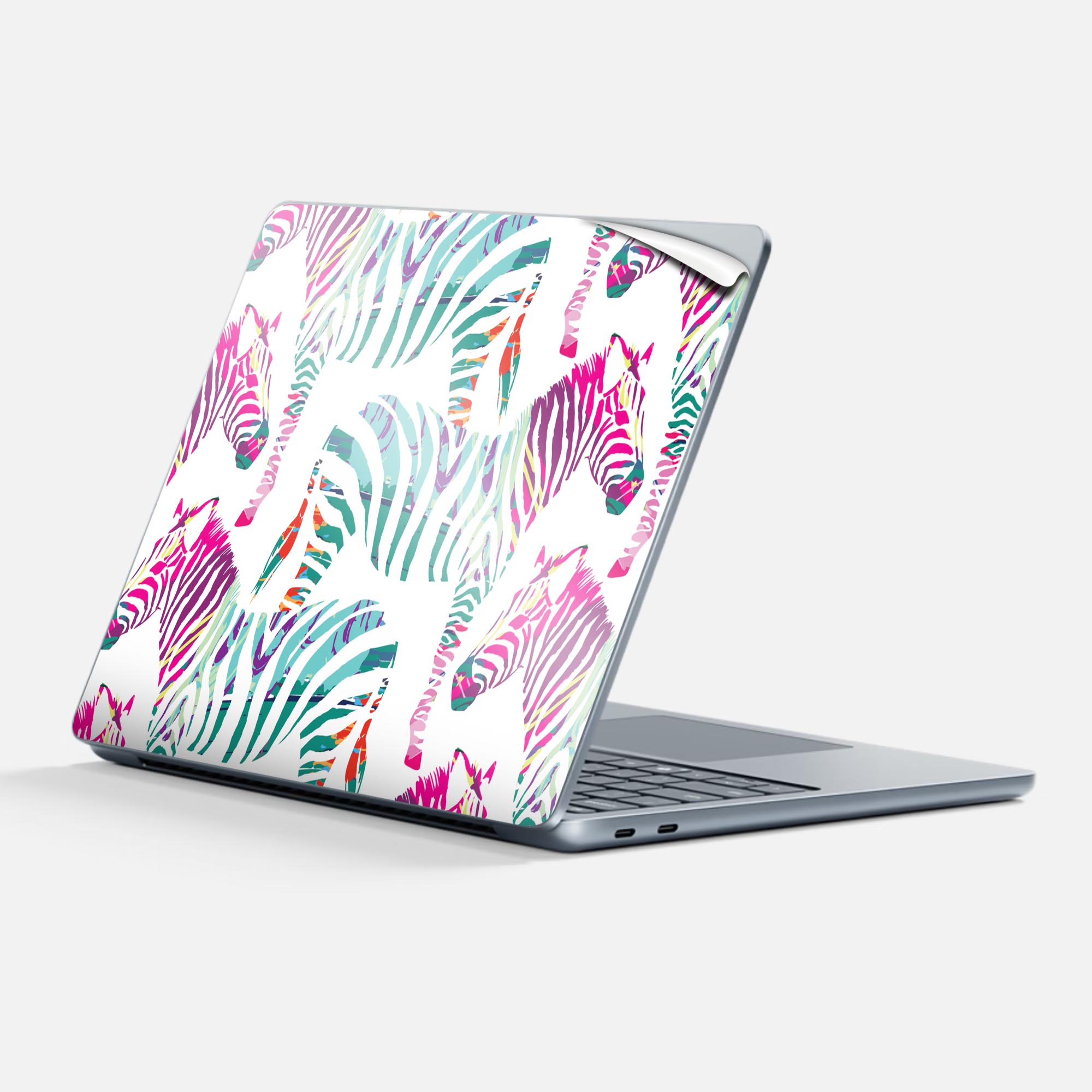 商品特徴・貼るだけでかんたん着せ替え、Surfac Laptop(第7世代) 13インチ 共通対応デザインスキンシール・高精細プリントで写真と遜色のない仕上がり！半光沢シートでしっとりツヤのある表現力・ちょっとしたすり傷からSurface本体を保護・接着部はエアフリー素材で気泡の心配も軽減・再剥離素材なので貼り付け時の調整も安心注意事項画像はサンプルですので、ご覧の環境によっては多少色味に違いを感じる場合がございます。 イメージと違った、モニターと色味が異なるという理由での交換や返金はご対応出来かねます。スキンシールのみの販売で、本体は付属しません。また、シールは背面部用のみとなります。初回貼付時の位置調整や貼り直しは可能ですが、しっかりと押し付けて接着させた後の再剥離、再利用は保証しておりません。また接着部に油分や汚れが付着しますと角の部分は剥がれやすくなりますので、貼付時はあまり触れないようにご注意ください。無地のセミグロスシートにデザインをプリントした商品で、デコなどの加工はございません。 凹凸や光沢があるように見えたり布地や金属を素材にしたように見える商品もありますが、デザインの図版によるものです。印刷時に微妙な画像のズレが生じる場合がございます。ご注文後に1点1点制作する受注生産品の為、不良品以外のご返品や交換は固くお断りします。 発送について完全受注生産のハンドメイド商品となりますので、既製品と比べて発送までお時間を頂いています。 基本的に決済確認後、最大で10営業日での発送となります。繁忙期や休業日明けの場合はさらに時間がかかる場合があります。 その際には別途メールにてご連絡致します。メール便の場合、発送日から到着までに2?4日ほどかかる場合が多く、紛失などの保障もご対応できかねます。あらかじめご了承下さい。