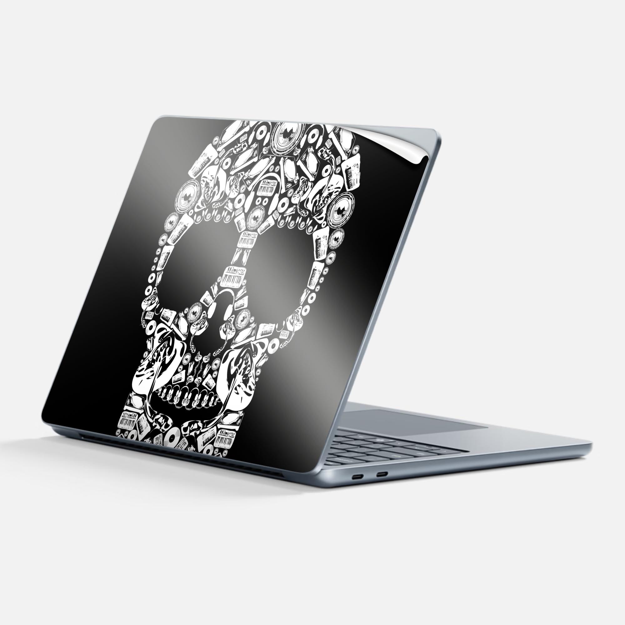 商品特徴・貼るだけでかんたん着せ替え、Surfac Laptop(第7世代) 13インチ 共通対応デザインスキンシール・高精細プリントで写真と遜色のない仕上がり！半光沢シートでしっとりツヤのある表現力・ちょっとしたすり傷からSurface本体を保護・接着部はエアフリー素材で気泡の心配も軽減・再剥離素材なので貼り付け時の調整も安心注意事項画像はサンプルですので、ご覧の環境によっては多少色味に違いを感じる場合がございます。 イメージと違った、モニターと色味が異なるという理由での交換や返金はご対応出来かねます。スキンシールのみの販売で、本体は付属しません。また、シールは背面部用のみとなります。初回貼付時の位置調整や貼り直しは可能ですが、しっかりと押し付けて接着させた後の再剥離、再利用は保証しておりません。また接着部に油分や汚れが付着しますと角の部分は剥がれやすくなりますので、貼付時はあまり触れないようにご注意ください。無地のセミグロスシートにデザインをプリントした商品で、デコなどの加工はございません。 凹凸や光沢があるように見えたり布地や金属を素材にしたように見える商品もありますが、デザインの図版によるものです。印刷時に微妙な画像のズレが生じる場合がございます。ご注文後に1点1点制作する受注生産品の為、不良品以外のご返品や交換は固くお断りします。 発送について完全受注生産のハンドメイド商品となりますので、既製品と比べて発送までお時間を頂いています。 基本的に決済確認後、最大で10営業日での発送となります。繁忙期や休業日明けの場合はさらに時間がかかる場合があります。 その際には別途メールにてご連絡致します。メール便の場合、発送日から到着までに2?4日ほどかかる場合が多く、紛失などの保障もご対応できかねます。あらかじめご了承下さい。