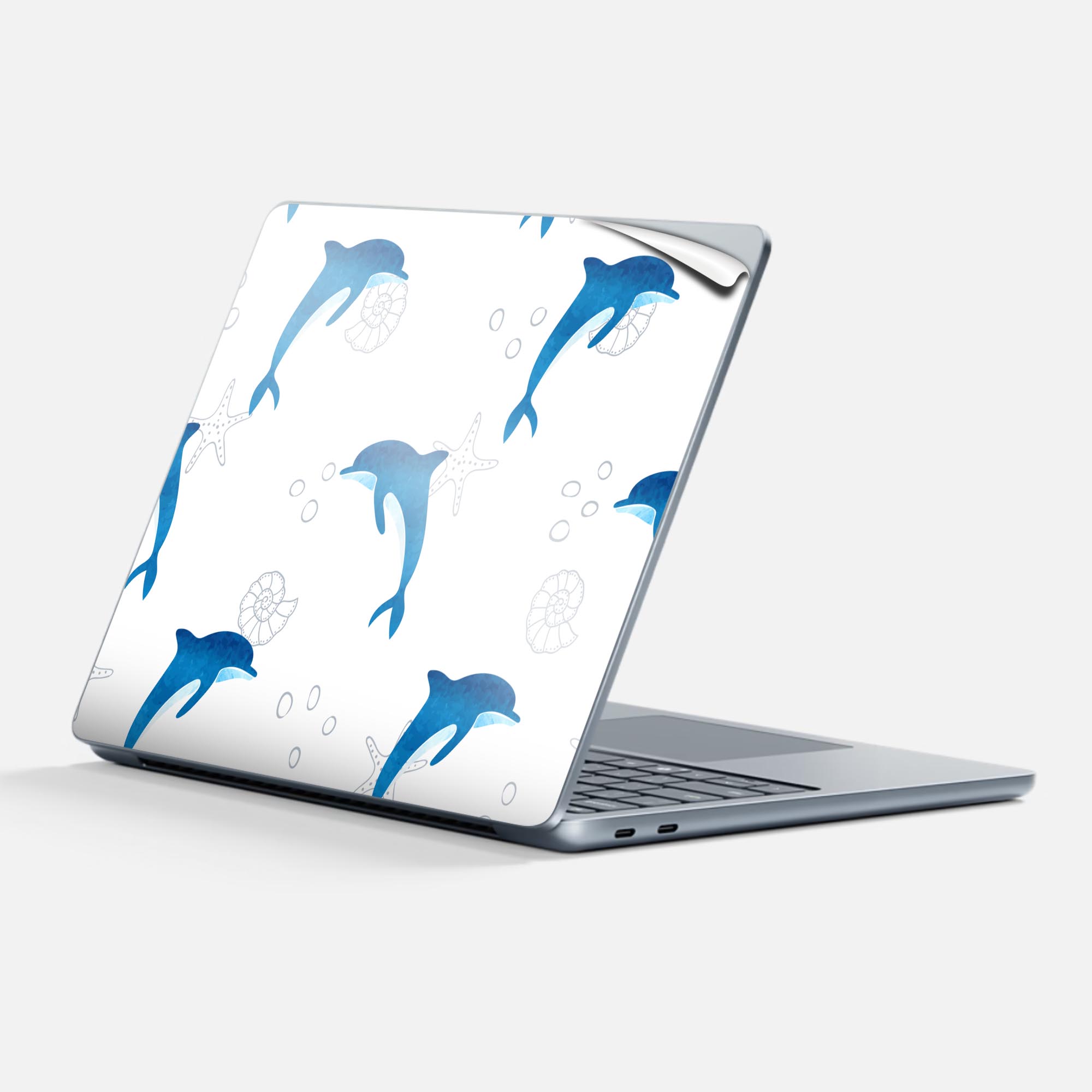 商品特徴・貼るだけでかんたん着せ替え、Surfac Laptop(第7世代) 13インチ 共通対応デザインスキンシール・高精細プリントで写真と遜色のない仕上がり！半光沢シートでしっとりツヤのある表現力・ちょっとしたすり傷からSurface本体を保護・接着部はエアフリー素材で気泡の心配も軽減・再剥離素材なので貼り付け時の調整も安心注意事項画像はサンプルですので、ご覧の環境によっては多少色味に違いを感じる場合がございます。 イメージと違った、モニターと色味が異なるという理由での交換や返金はご対応出来かねます。スキンシールのみの販売で、本体は付属しません。また、シールは背面部用のみとなります。初回貼付時の位置調整や貼り直しは可能ですが、しっかりと押し付けて接着させた後の再剥離、再利用は保証しておりません。また接着部に油分や汚れが付着しますと角の部分は剥がれやすくなりますので、貼付時はあまり触れないようにご注意ください。無地のセミグロスシートにデザインをプリントした商品で、デコなどの加工はございません。 凹凸や光沢があるように見えたり布地や金属を素材にしたように見える商品もありますが、デザインの図版によるものです。印刷時に微妙な画像のズレが生じる場合がございます。ご注文後に1点1点制作する受注生産品の為、不良品以外のご返品や交換は固くお断りします。 発送について完全受注生産のハンドメイド商品となりますので、既製品と比べて発送までお時間を頂いています。 基本的に決済確認後、最大で10営業日での発送となります。繁忙期や休業日明けの場合はさらに時間がかかる場合があります。 その際には別途メールにてご連絡致します。メール便の場合、発送日から到着までに2?4日ほどかかる場合が多く、紛失などの保障もご対応できかねます。あらかじめご了承下さい。