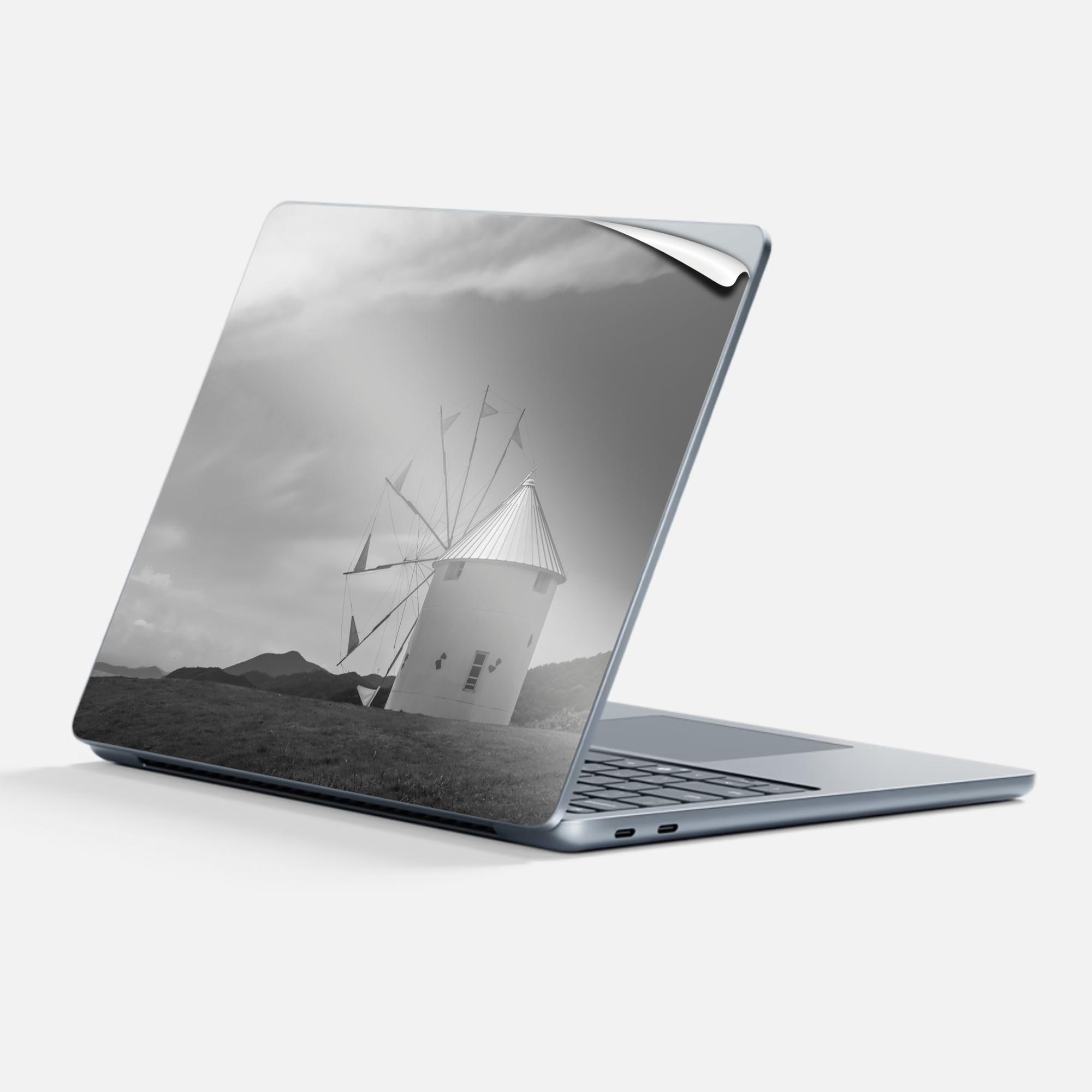 商品特徴・貼るだけでかんたん着せ替え、Surfac Laptop(第7世代) 13インチ 共通対応デザインスキンシール・高精細プリントで写真と遜色のない仕上がり！半光沢シートでしっとりツヤのある表現力・ちょっとしたすり傷からSurface本体を保護・接着部はエアフリー素材で気泡の心配も軽減・再剥離素材なので貼り付け時の調整も安心注意事項画像はサンプルですので、ご覧の環境によっては多少色味に違いを感じる場合がございます。 イメージと違った、モニターと色味が異なるという理由での交換や返金はご対応出来かねます。スキンシールのみの販売で、本体は付属しません。また、シールは背面部用のみとなります。初回貼付時の位置調整や貼り直しは可能ですが、しっかりと押し付けて接着させた後の再剥離、再利用は保証しておりません。また接着部に油分や汚れが付着しますと角の部分は剥がれやすくなりますので、貼付時はあまり触れないようにご注意ください。無地のセミグロスシートにデザインをプリントした商品で、デコなどの加工はございません。 凹凸や光沢があるように見えたり布地や金属を素材にしたように見える商品もありますが、デザインの図版によるものです。印刷時に微妙な画像のズレが生じる場合がございます。ご注文後に1点1点制作する受注生産品の為、不良品以外のご返品や交換は固くお断りします。 発送について完全受注生産のハンドメイド商品となりますので、既製品と比べて発送までお時間を頂いています。 基本的に決済確認後、最大で10営業日での発送となります。繁忙期や休業日明けの場合はさらに時間がかかる場合があります。 その際には別途メールにてご連絡致します。メール便の場合、発送日から到着までに2?4日ほどかかる場合が多く、紛失などの保障もご対応できかねます。あらかじめご了承下さい。