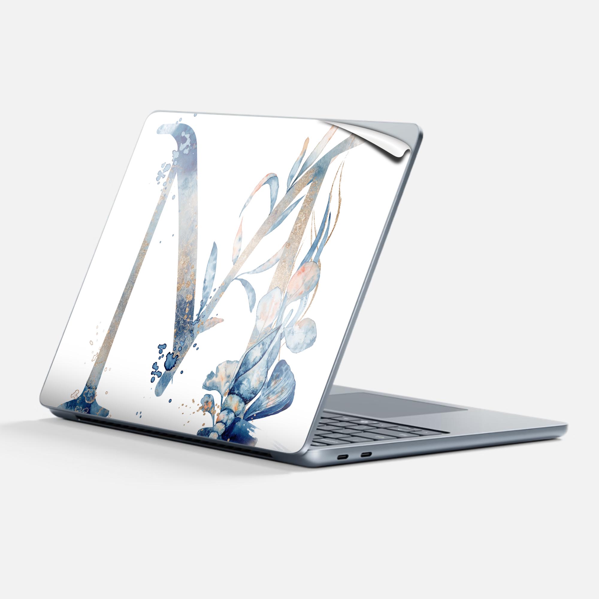 商品特徴・貼るだけでかんたん着せ替え、Surfac Laptop(第7世代) 13インチ 共通対応デザインスキンシール・高精細プリントで写真と遜色のない仕上がり！半光沢シートでしっとりツヤのある表現力・ちょっとしたすり傷からSurface本体を保護・接着部はエアフリー素材で気泡の心配も軽減・再剥離素材なので貼り付け時の調整も安心注意事項画像はサンプルですので、ご覧の環境によっては多少色味に違いを感じる場合がございます。 イメージと違った、モニターと色味が異なるという理由での交換や返金はご対応出来かねます。スキンシールのみの販売で、本体は付属しません。また、シールは背面部用のみとなります。初回貼付時の位置調整や貼り直しは可能ですが、しっかりと押し付けて接着させた後の再剥離、再利用は保証しておりません。また接着部に油分や汚れが付着しますと角の部分は剥がれやすくなりますので、貼付時はあまり触れないようにご注意ください。無地のセミグロスシートにデザインをプリントした商品で、デコなどの加工はございません。 凹凸や光沢があるように見えたり布地や金属を素材にしたように見える商品もありますが、デザインの図版によるものです。印刷時に微妙な画像のズレが生じる場合がございます。ご注文後に1点1点制作する受注生産品の為、不良品以外のご返品や交換は固くお断りします。 発送について完全受注生産のハンドメイド商品となりますので、既製品と比べて発送までお時間を頂いています。 基本的に決済確認後、最大で10営業日での発送となります。繁忙期や休業日明けの場合はさらに時間がかかる場合があります。 その際には別途メールにてご連絡致します。メール便の場合、発送日から到着までに2?4日ほどかかる場合が多く、紛失などの保障もご対応できかねます。あらかじめご了承下さい。