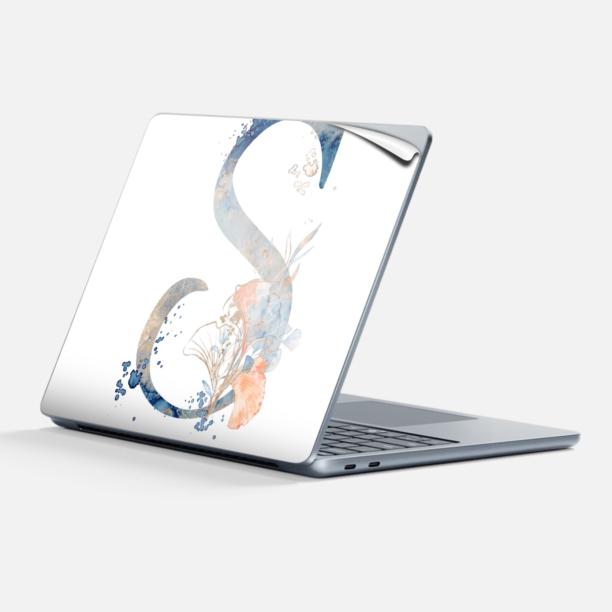 商品特徴・貼るだけでかんたん着せ替え、Surfac Laptop(第7世代) 13インチ 共通対応デザインスキンシール・高精細プリントで写真と遜色のない仕上がり！半光沢シートでしっとりツヤのある表現力・ちょっとしたすり傷からSurface本体を保護・接着部はエアフリー素材で気泡の心配も軽減・再剥離素材なので貼り付け時の調整も安心注意事項画像はサンプルですので、ご覧の環境によっては多少色味に違いを感じる場合がございます。 イメージと違った、モニターと色味が異なるという理由での交換や返金はご対応出来かねます。スキンシールのみの販売で、本体は付属しません。また、シールは背面部用のみとなります。初回貼付時の位置調整や貼り直しは可能ですが、しっかりと押し付けて接着させた後の再剥離、再利用は保証しておりません。また接着部に油分や汚れが付着しますと角の部分は剥がれやすくなりますので、貼付時はあまり触れないようにご注意ください。無地のセミグロスシートにデザインをプリントした商品で、デコなどの加工はございません。 凹凸や光沢があるように見えたり布地や金属を素材にしたように見える商品もありますが、デザインの図版によるものです。印刷時に微妙な画像のズレが生じる場合がございます。ご注文後に1点1点制作する受注生産品の為、不良品以外のご返品や交換は固くお断りします。 発送について完全受注生産のハンドメイド商品となりますので、既製品と比べて発送までお時間を頂いています。 基本的に決済確認後、最大で10営業日での発送となります。繁忙期や休業日明けの場合はさらに時間がかかる場合があります。 その際には別途メールにてご連絡致します。メール便の場合、発送日から到着までに2?4日ほどかかる場合が多く、紛失などの保障もご対応できかねます。あらかじめご了承下さい。