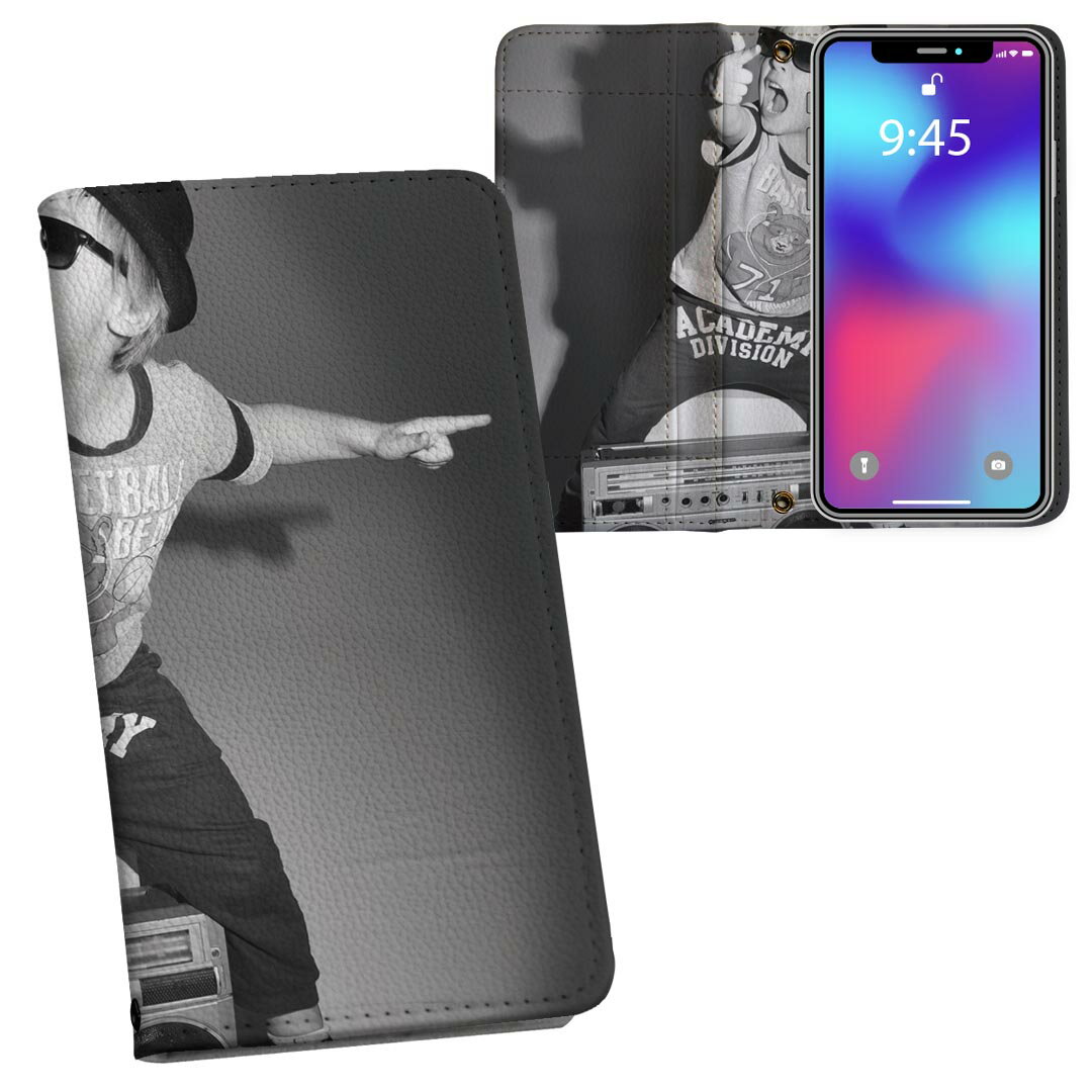 商品特徴・シームレスな全面デザイン・外側は高品質の人工革を使用・内側にはスマホを装着するケースが付属・機種専用のカメラホール仕様でケースを装着したままの撮影が可能・ワンセグや動画の視聴に便利な横置きスタンド機能・ICカードなどを2枚まで収納できるカードスロット付き・マグネットフリップで開け閉めカンタン注意事項商品画像はサンプルイメージですので、ご覧の環境によっては多少色味に違いを感じる場合がございます。イメージと違った、モニターと色味が異なるという理由での交換や返金はご対応出来かねます。カバーのみの販売で本体は付属しません。ケース装着のままケーブルを挿しての充電は可能ですが、卓上ホルダでの充電は仕様上対応しておりません。また、ワイヤレス充電対応機種についてはお使いの機器や環境により反応しない場合があります。お手数ですがケースから外してお使い下さい。卓上ホルダ及びワイヤレスでの充電は保障の対象外となります。こちらは無地のレザーにデザインをプリントした商品で、デコなどの加工はございません。凹凸や光沢があるように見えたり布地や金属を素材にしたように見える商品もありますが、デザインの図版によるものです。撮影時にカバーが映り込む恐れがあるため、カメラ用の穴は若干大きめに開けています。カメラ穴の位置にわずかなズレが生じる場合がございます。また印刷時に微妙な画像のズレが生じる場合がございます。ご注文後に1点1点制作する受注生産品のため、不良品以外のご返品や交換は固くお断り致します。機種の選択間違いも保証対象外となりますため、ご注文の際は必ず機種をご確認下さい。発送について完全受注生産のハンドメイド商品となりますので、既製品と比べて発送までお時間を頂いています。 基本的に決済確認後、通常で3営業日程度、最大で10営業日程度での発送となります。繁忙期や休業日明けの場合はさらに時間がかかる場合があります。 その際には別途メールにてご連絡致します。メール便の場合、発送日から到着までに2-4日ほどかかる場合が多く、紛失などの保障もご対応できかねます。あらかじめご了承下さい。
