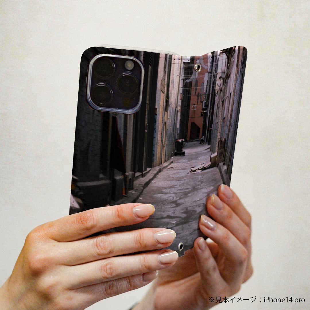 iPhone16 6.1インチ 専用 各キャリア iPhone 16 共通対応 ケース カバー 手帳型 マグネット式 ピタッと閉まる レザーケース iphone 16 カード収納 ポケット igcase 022851 写真　路地