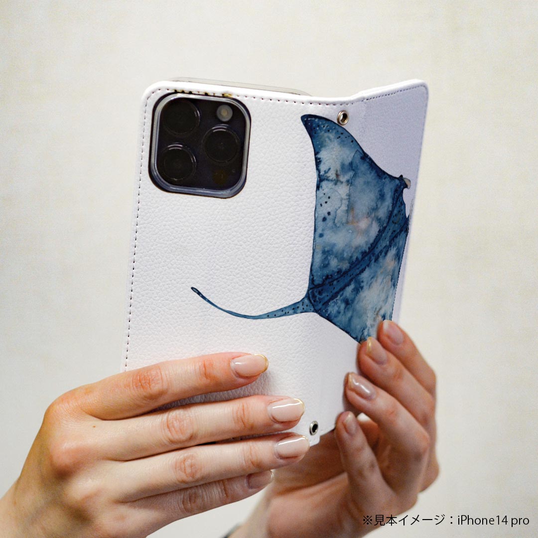 iPhone 16e 用 各キャリア 共通対応 iphone16e 手帳型ケース カバー 手帳型 マグネット式 ピタッと閉まる レザーケース カード収納 ポケット igcase 017847 Underwater　マンタ　エイ　海の中