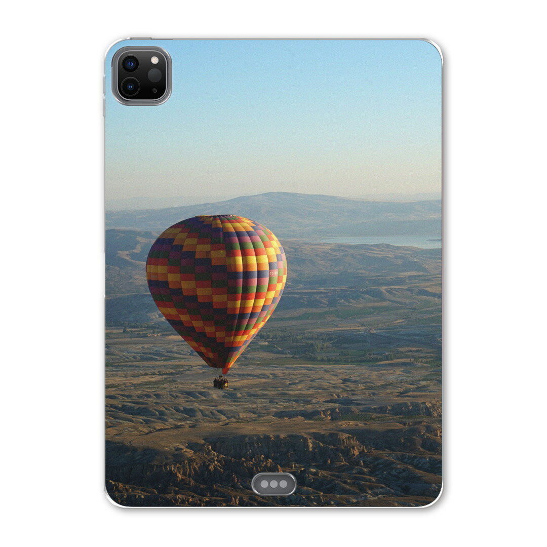 注意事項・素材ケースの入荷時期により、商品写真とは一部カメラ・ボタン穴などの形状が異なるケースを使用する場合があります。また、一部機種のTPU商品は素材強度の関係でケースの上からボタン操作するタイプとなりますが操作に影響はありません。・側面への印刷はありません。また、機種によっては角の丸みにより印刷されない範囲が生じます。・商品画像はサンプルイメージですので、ご覧の環境によっては多少色味に違いを感じる場合があります。イメージと違った、モニターと色味が異なるという理由での交換は対応出来かねます。・カバーのみの販売で本体は付属しません。・ケース装着のままケーブルを挿しての充電は可能ですが、卓上ホルダでの充電は仕様上対応しておりません。また、ワイヤレス充電対応機種についてはお使いの機器や環境により反応しない場合があります。その場合はケースから外してお使い下さい。卓上ホルダ及びワイヤレスでの充電は保障の対象外となります。・ケースの穴の位置にわずかなズレが生じる場合がございます。また印刷時に微妙な画像のズレが生じる場合がございます。・こちらの商品はプリント商品で、デコなどではありません。画像では凹凸や光沢があるように見える商品もありますがデザインの図版によるもので、実際はマットな質感になります。・ご注文後に1点1点制作する受注生産品のため、不良品以外のご返品や交換は固くお断り致します。機種の選択間違いも保証対象外となりますため、ご注文の際は必ず機種をご確認下さい。発送について迅速な発送のためご入金確認のメールは控えております。発送予定日が分かり次第ご連絡を差し上げますので、こちらを入金確認に替えさせて頂きます。基本的には決済確認後、2?3営業日前後での発送となります。繁忙期や休業日明けの場合はさらに時間がかかる場合があります。メール便の場合、到着までに2?4日ほどかかる場合が多く、紛失などの保障もご対応できかねますのでご了承の上お選び下さい。