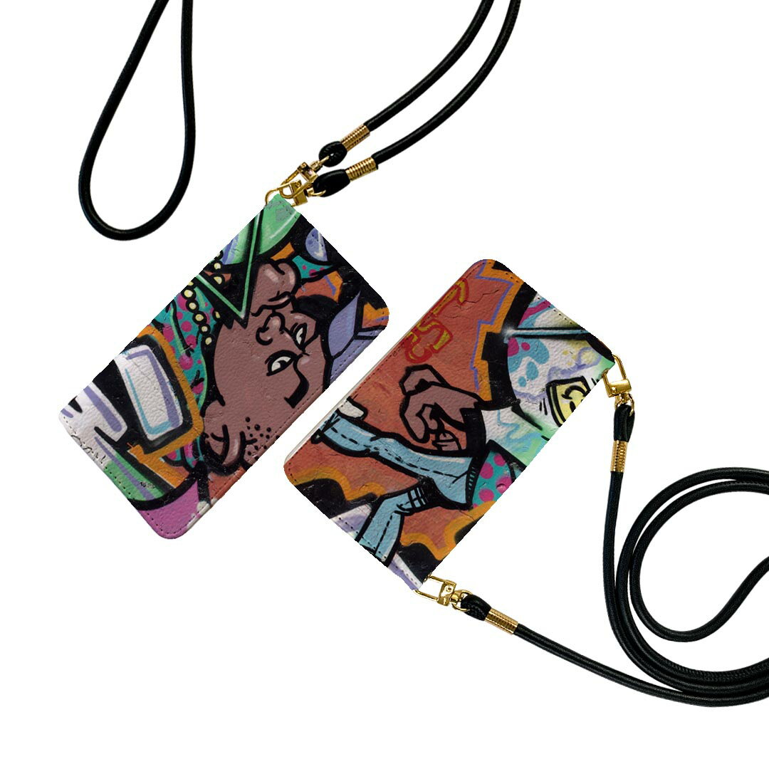 商品特徴・ショルダー付き手帳型スマホケース・シームレスな全面デザイン（内側は落ち着いたオフホワイト）・外側は高品質の人工革を使用・内側にはスマホを装着するケースが付属・機種専用のカメラホール仕様でケースを装着したままの撮影が可能・ワンセグや動画の視聴に便利な横置きスタンド機能・ICカードなどを2枚まで収納できるカードスロット付き・マグネットフリップで開け閉めカンタン注意事項商品画像はサンプルイメージですので、ご覧の環境によっては多少色味に違いを感じる場合がございます。イメージと違った、モニターと色味が異なるという理由での交換や返金はご対応出来かねます。ショルダーとカバーのみの販売で本体は付属しません。ワイヤレス充電対応機種についてはお使いの機器や環境により反応しない場合があります。その場合お手数ですがケースから外してお使い下さい。卓上ホルダ及びワイヤレスでの充電は保障の対象外となります。こちらは無地のレザーにデザインをプリントした商品で、デコなどの加工はございません。凹凸や光沢があるように見えたり布地や金属を素材にしたように見える商品もありますが、デザインの図版によるものです。撮影時にカバーが映り込む恐れがあるため、カメラ用の穴は若干大きめに開けています。カメラ穴の位置にわずかなズレが生じる場合がございます。また印刷時に微妙な画像のズレが生じる場合がございます。ご注文後に1点1点制作する受注生産品のため、不良品以外のご返品や交換は固くお断り致します。機種の選択間違いも保証対象外となりますため、ご注文の際は必ず機種をご確認下さい。発送について完全受注生産のハンドメイド商品となりますので、既製品と比べて発送までお時間を頂いています。 基本的に決済確認後、通常で3営業日程度、最大で10営業日程度での発送となります。繁忙期や休業日明けの場合はさらに時間がかかる場合があります。 その際には別途メールにてご連絡致します。メール便の場合、発送日から到着までに2?4日ほどかかる場合が多く、紛失などの保障もご対応できかねます。あらかじめご了承下さい。