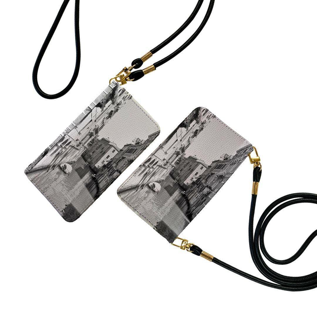 商品特徴・ショルダー付き手帳型スマホケース・シームレスな全面デザイン（内側は落ち着いたオフホワイト）・外側は高品質の人工革を使用・内側にはスマホを装着するケースが付属・機種専用のカメラホール仕様でケースを装着したままの撮影が可能・ワンセグや...