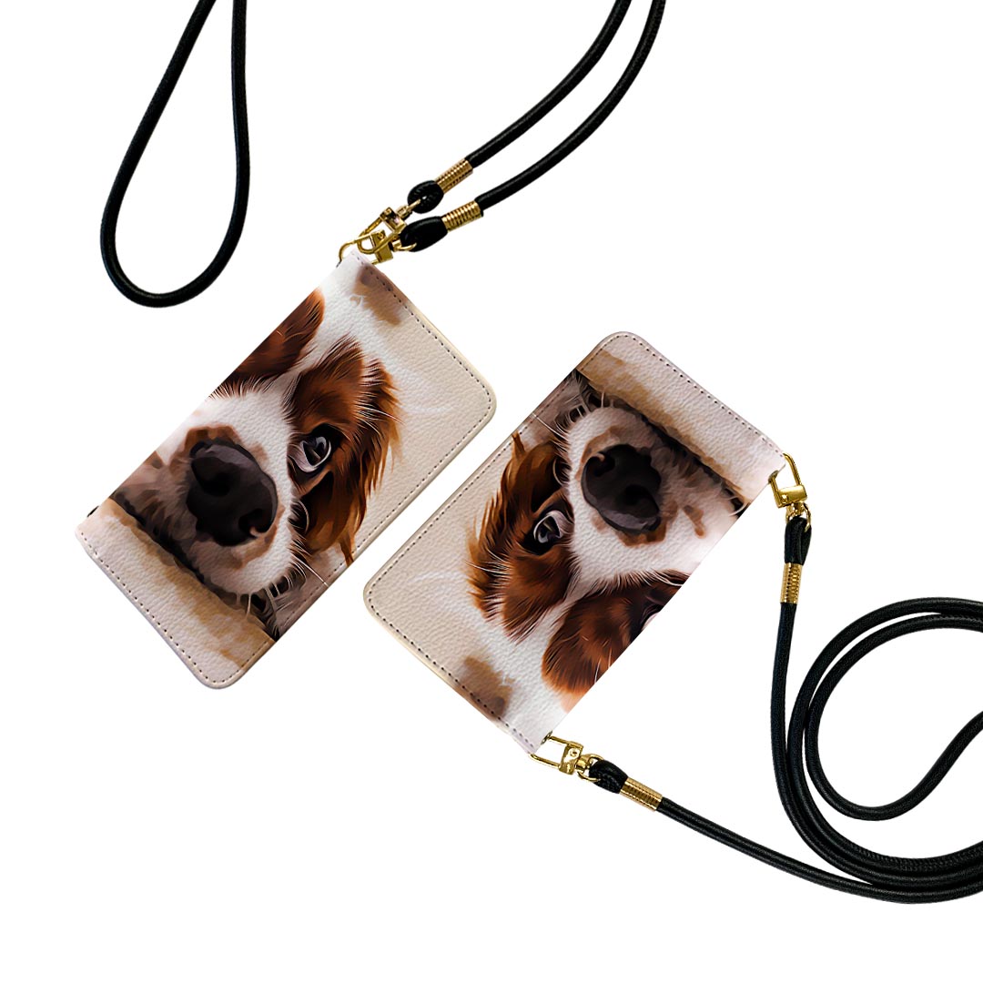 商品特徴・ショルダー付き手帳型スマホケース・シームレスな全面デザイン（内側は落ち着いたオフホワイト）・外側は高品質の人工革を使用・内側にはスマホを装着するケースが付属・機種専用のカメラホール仕様でケースを装着したままの撮影が可能・ワンセグや動画の視聴に便利な横置きスタンド機能・ICカードなどを2枚まで収納できるカードスロット付き・マグネットフリップで開け閉めカンタン注意事項商品画像はサンプルイメージですので、ご覧の環境によっては多少色味に違いを感じる場合がございます。イメージと違った、モニターと色味が異なるという理由での交換や返金はご対応出来かねます。ショルダーとカバーのみの販売で本体は付属しません。ワイヤレス充電対応機種についてはお使いの機器や環境により反応しない場合があります。その場合お手数ですがケースから外してお使い下さい。卓上ホルダ及びワイヤレスでの充電は保障の対象外となります。こちらは無地のレザーにデザインをプリントした商品で、デコなどの加工はございません。凹凸や光沢があるように見えたり布地や金属を素材にしたように見える商品もありますが、デザインの図版によるものです。撮影時にカバーが映り込む恐れがあるため、カメラ用の穴は若干大きめに開けています。カメラ穴の位置にわずかなズレが生じる場合がございます。また印刷時に微妙な画像のズレが生じる場合がございます。ご注文後に1点1点制作する受注生産品のため、不良品以外のご返品や交換は固くお断り致します。機種の選択間違いも保証対象外となりますため、ご注文の際は必ず機種をご確認下さい。発送について完全受注生産のハンドメイド商品となりますので、既製品と比べて発送までお時間を頂いています。 基本的に決済確認後、通常で3営業日程度、最大で10営業日程度での発送となります。繁忙期や休業日明けの場合はさらに時間がかかる場合があります。 その際には別途メールにてご連絡致します。メール便の場合、発送日から到着までに2?4日ほどかかる場合が多く、紛失などの保障もご対応できかねます。あらかじめご了承下さい。