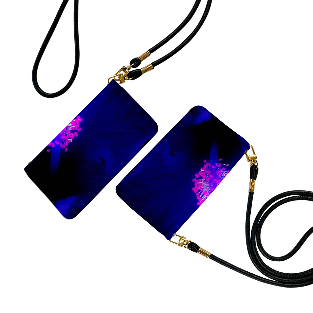 商品特徴・ショルダー付き手帳型スマホケース・シームレスな全面デザイン（内側は落ち着いたオフホワイト）・外側は高品質の人工革を使用・内側にはスマホを装着するケースが付属・機種専用のカメラホール仕様でケースを装着したままの撮影が可能・ワンセグや動画の視聴に便利な横置きスタンド機能・ICカードなどを2枚まで収納できるカードスロット付き・マグネットフリップで開け閉めカンタン注意事項商品画像はサンプルイメージですので、ご覧の環境によっては多少色味に違いを感じる場合がございます。イメージと違った、モニターと色味が異なるという理由での交換や返金はご対応出来かねます。 ショルダーとカバーのみの販売で本体は付属しません。ワイヤレス充電対応機種についてはお使いの機器や環境により反応しない場合があります。その場合お手数ですがケースから外してお使い下さい。卓上ホルダ及びワイヤレスでの充電は保障の対象外となります。こちらは無地のレザーにデザインをプリントした商品で、デコなどの加工はございません。凹凸や光沢があるように見えたり布地や金属を素材にしたように見える商品もありますが、デザインの図版によるものです。撮影時にカバーが映り込む恐れがあるため、カメラ用の穴は若干大きめに開けています。カメラ穴の位置にわずかなズレが生じる場合がございます。また印刷時に微妙な画像のズレが生じる場合がございます。ご注文後に1点1点制作する受注生産品のため、不良品以外のご返品や交換は固くお断り致します。機種の選択間違いも保証対象外となりますため、ご注文の際は必ず機種をご確認下さい。発送について完全受注生産のハンドメイド商品となりますので、既製品と比べて発送までお時間を頂いています。 基本的に決済確認後、通常で3営業日程度、最大で10営業日程度での発送となります。繁忙期や休業日明けの場合はさらに時間がかかる場合があります。 その際には別途メールにてご連絡致します。メール便の場合、発送日から到着までに2?4日ほどかかる場合が多く、紛失などの保障もご対応できかねます。あらかじめご了承下さい。