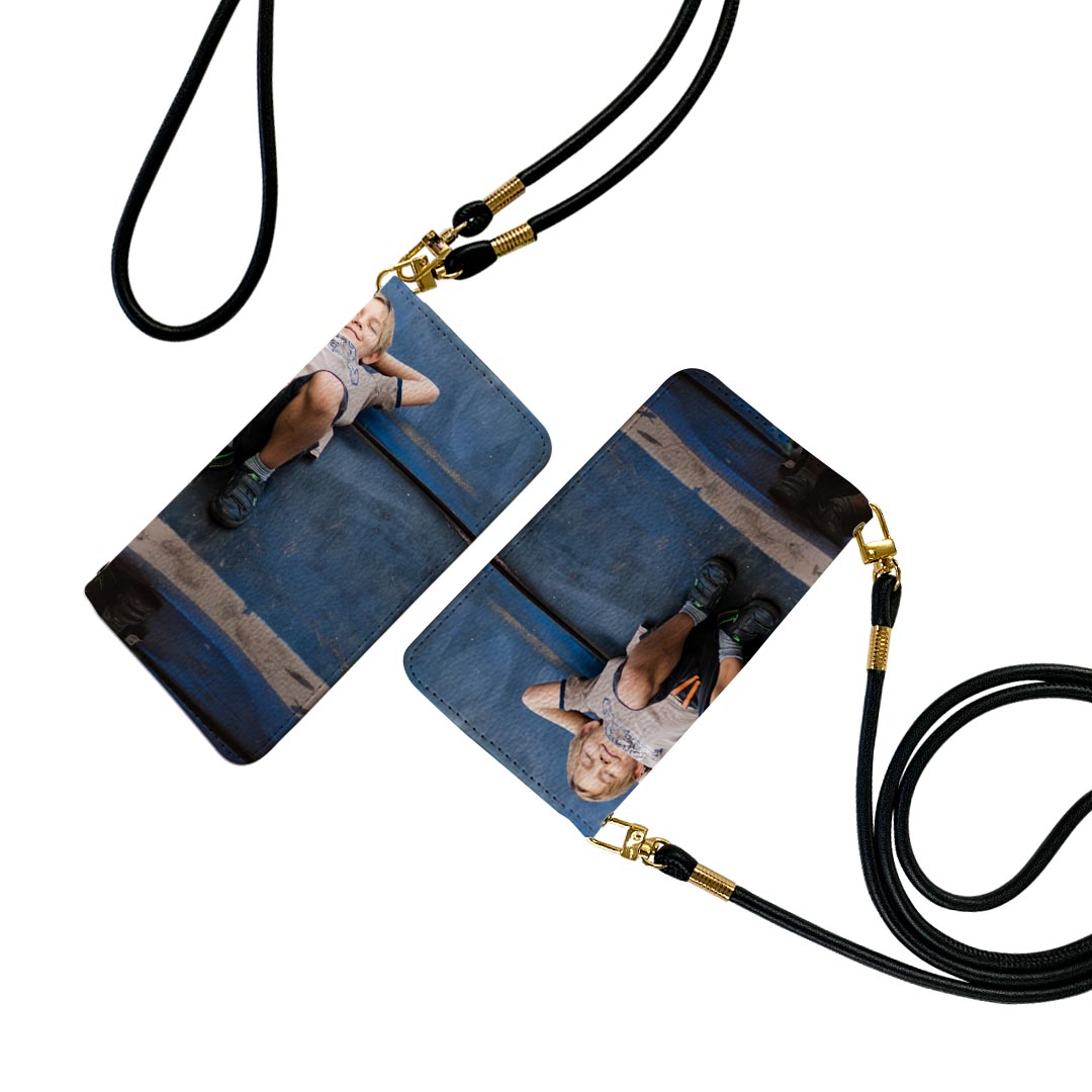 商品特徴・ショルダー付き手帳型スマホケース・シームレスな全面デザイン（内側は落ち着いたオフホワイト）・外側は高品質の人工革を使用・内側にはスマホを装着するケースが付属・機種専用のカメラホール仕様でケースを装着したままの撮影が可能・ワンセグや...