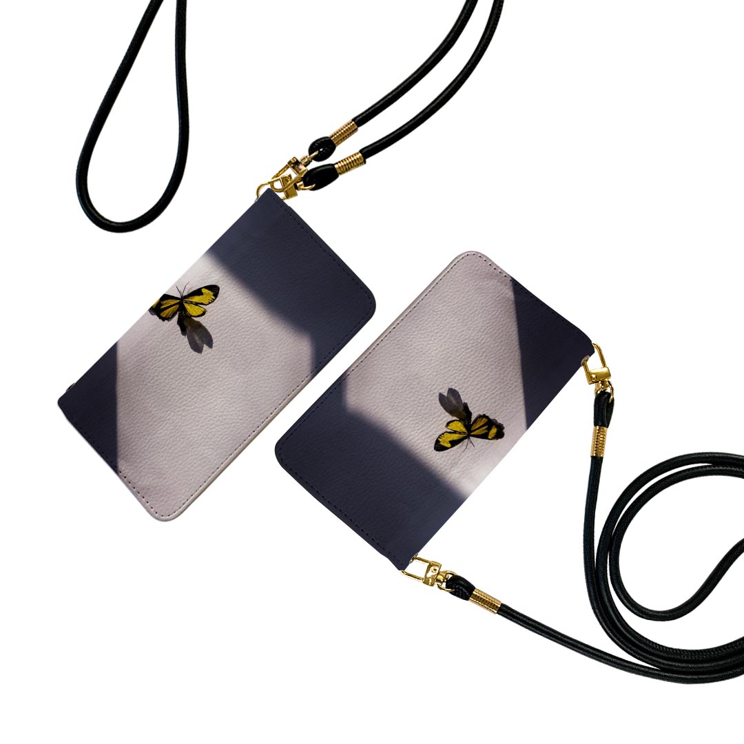 商品特徴・ショルダー付き手帳型スマホケース・シームレスな全面デザイン（内側は落ち着いたオフホワイト）・外側は高品質の人工革を使用・内側にはスマホを装着するケースが付属・機種専用のカメラホール仕様でケースを装着したままの撮影が可能・ワンセグや...