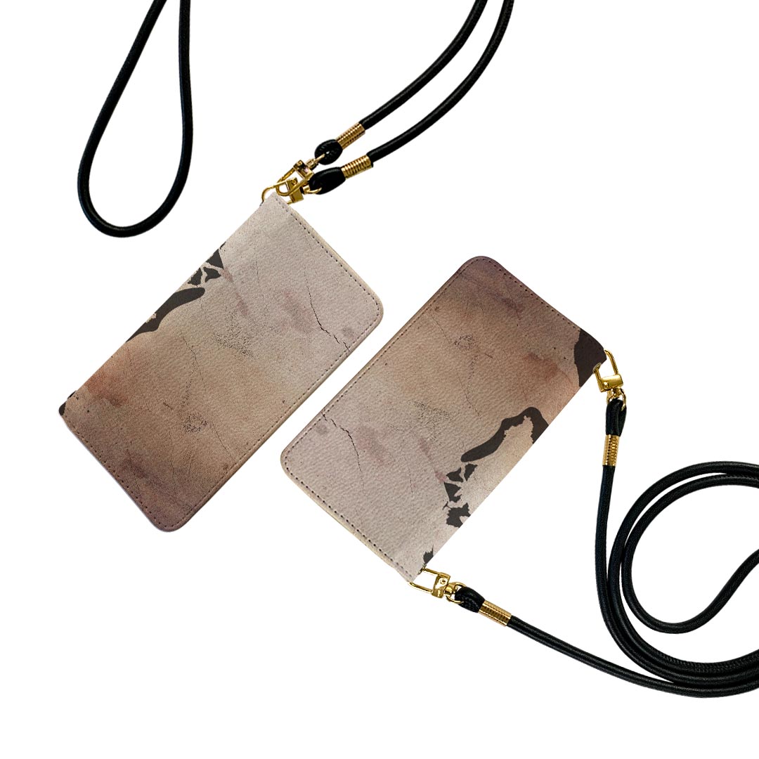 商品特徴・ショルダー付き手帳型スマホケース・シームレスな全面デザイン（内側は落ち着いたオフホワイト）・外側は高品質の人工革を使用・内側にはスマホを装着するケースが付属・機種専用のカメラホール仕様でケースを装着したままの撮影が可能・ワンセグや動画の視聴に便利な横置きスタンド機能・ICカードなどを2枚まで収納できるカードスロット付き・マグネットフリップで開け閉めカンタン注意事項商品画像はサンプルイメージですので、ご覧の環境によっては多少色味に違いを感じる場合がございます。イメージと違った、モニターと色味が異なるという理由での交換や返金はご対応出来かねます。ショルダーとカバーのみの販売で本体は付属しません。ワイヤレス充電対応機種についてはお使いの機器や環境により反応しない場合があります。その場合お手数ですがケースから外してお使い下さい。卓上ホルダ及びワイヤレスでの充電は保障の対象外となります。こちらは無地のレザーにデザインをプリントした商品で、デコなどの加工はございません。凹凸や光沢があるように見えたり布地や金属を素材にしたように見える商品もありますが、デザインの図版によるものです。撮影時にカバーが映り込む恐れがあるため、カメラ用の穴は若干大きめに開けています。カメラ穴の位置にわずかなズレが生じる場合がございます。また印刷時に微妙な画像のズレが生じる場合がございます。ご注文後に1点1点制作する受注生産品のため、不良品以外のご返品や交換は固くお断り致します。機種の選択間違いも保証対象外となりますため、ご注文の際は必ず機種をご確認下さい。発送について完全受注生産のハンドメイド商品となりますので、既製品と比べて発送までお時間を頂いています。 基本的に決済確認後、通常で3営業日程度、最大で10営業日程度での発送となります。繁忙期や休業日明けの場合はさらに時間がかかる場合があります。 その際には別途メールにてご連絡致します。メール便の場合、発送日から到着までに2?4日ほどかかる場合が多く、紛失などの保障もご対応できかねます。あらかじめご了承下さい。