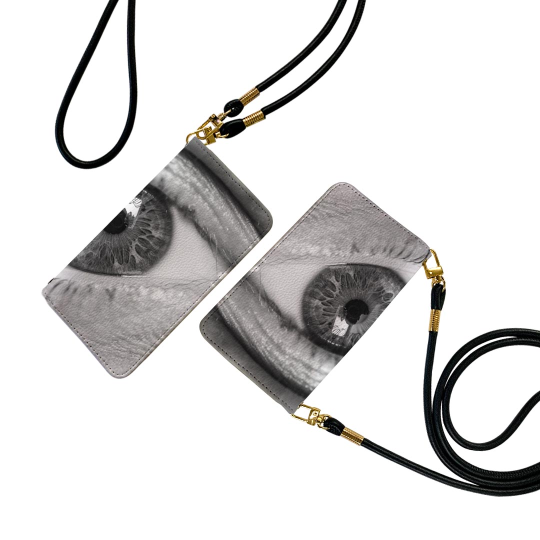 商品特徴・ショルダー付き手帳型スマホケース・シームレスな全面デザイン（内側は落ち着いたオフホワイト）・外側は高品質の人工革を使用・内側にはスマホを装着するケースが付属・機種専用のカメラホール仕様でケースを装着したままの撮影が可能・ワンセグや動画の視聴に便利な横置きスタンド機能・ICカードなどを2枚まで収納できるカードスロット付き・マグネットフリップで開け閉めカンタン注意事項商品画像はサンプルイメージですので、ご覧の環境によっては多少色味に違いを感じる場合がございます。イメージと違った、モニターと色味が異なるという理由での交換や返金はご対応出来かねます。ショルダーとカバーのみの販売で本体は付属しません。ワイヤレス充電対応機種についてはお使いの機器や環境により反応しない場合があります。その場合お手数ですがケースから外してお使い下さい。卓上ホルダ及びワイヤレスでの充電は保障の対象外となります。こちらは無地のレザーにデザインをプリントした商品で、デコなどの加工はございません。凹凸や光沢があるように見えたり布地や金属を素材にしたように見える商品もありますが、デザインの図版によるものです。撮影時にカバーが映り込む恐れがあるため、カメラ用の穴は若干大きめに開けています。カメラ穴の位置にわずかなズレが生じる場合がございます。また印刷時に微妙な画像のズレが生じる場合がございます。ご注文後に1点1点制作する受注生産品のため、不良品以外のご返品や交換は固くお断り致します。機種の選択間違いも保証対象外となりますため、ご注文の際は必ず機種をご確認下さい。発送について完全受注生産のハンドメイド商品となりますので、既製品と比べて発送までお時間を頂いています。 基本的に決済確認後、通常で3営業日程度、最大で10営業日程度での発送となります。繁忙期や休業日明けの場合はさらに時間がかかる場合があります。 その際には別途メールにてご連絡致します。メール便の場合、発送日から到着までに2-4日ほどかかる場合が多く、紛失などの保障もご対応できかねます。あらかじめご了承下さい。