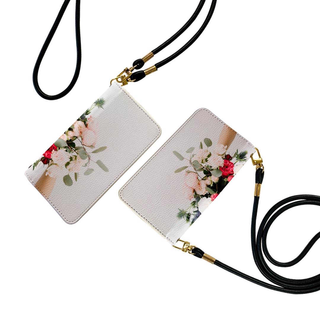 商品特徴・ショルダー付き手帳型スマホケース・シームレスな全面デザイン（内側は落ち着いたオフホワイト）・外側は高品質の人工革を使用・内側にはスマホを装着するケースが付属・機種専用のカメラホール仕様でケースを装着したままの撮影が可能・ワンセグや...