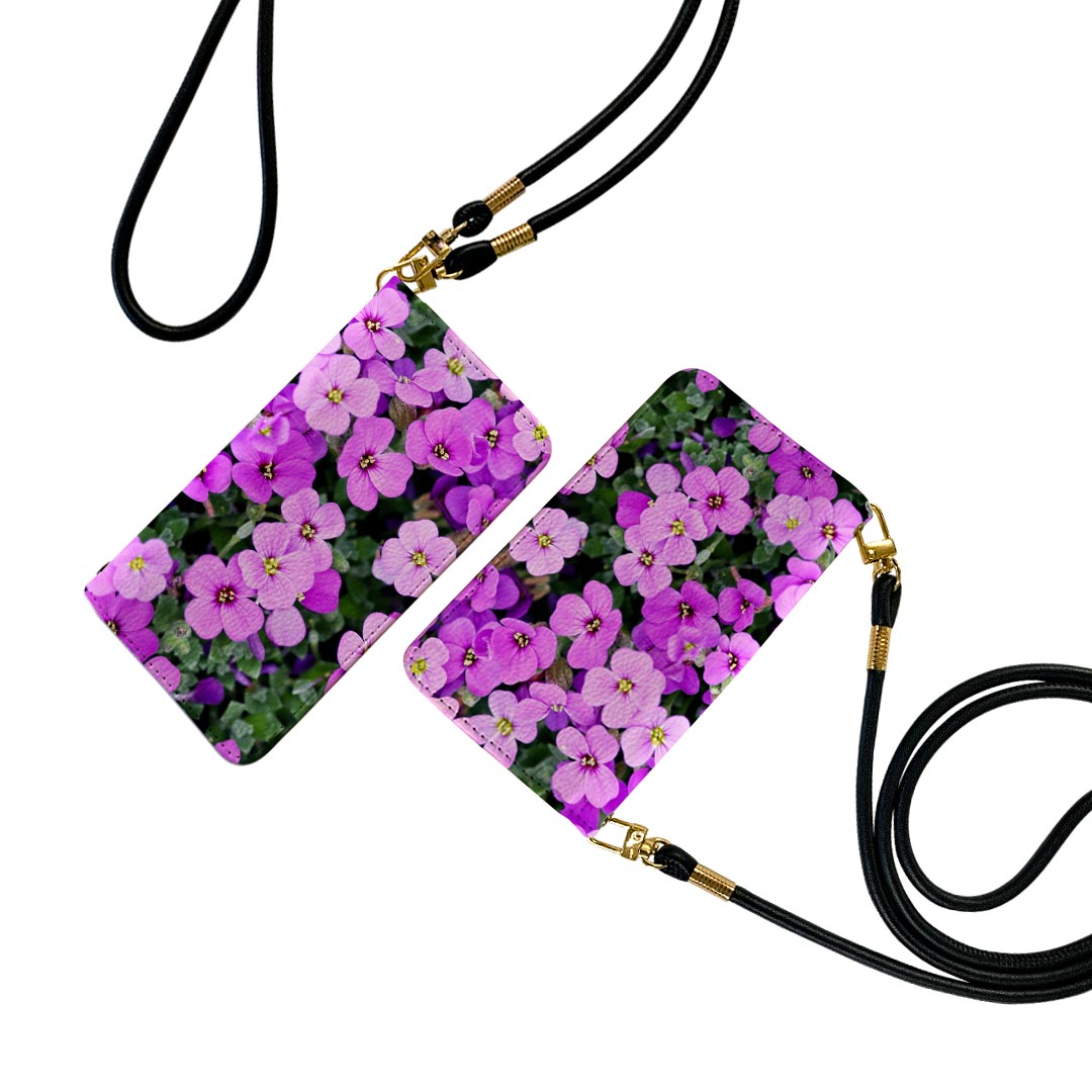 商品特徴・ショルダー付き手帳型スマホケース・シームレスな全面デザイン（内側は落ち着いたオフホワイト）・外側は高品質の人工革を使用・内側にはスマホを装着するケースが付属・機種専用のカメラホール仕様でケースを装着したままの撮影が可能・ワンセグや...