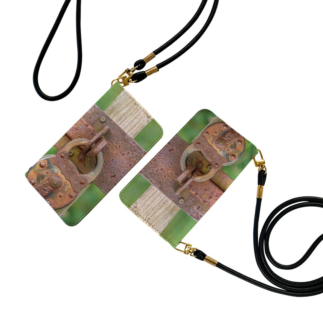 商品特徴・ショルダー付き手帳型スマホケース・シームレスな全面デザイン（内側は落ち着いたオフホワイト）・外側は高品質の人工革を使用・内側にはスマホを装着するケースが付属・機種専用のカメラホール仕様でケースを装着したままの撮影が可能・ワンセグや...