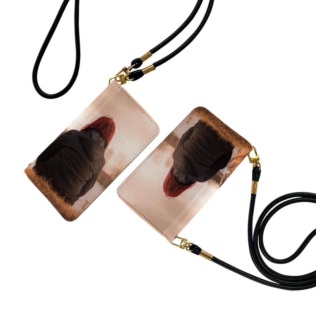 商品特徴・ショルダー付き手帳型スマホケース・シームレスな全面デザイン（内側は落ち着いたオフホワイト）・外側は高品質の人工革を使用・内側にはスマホを装着するケースが付属・機種専用のカメラホール仕様でケースを装着したままの撮影が可能・ワンセグや...