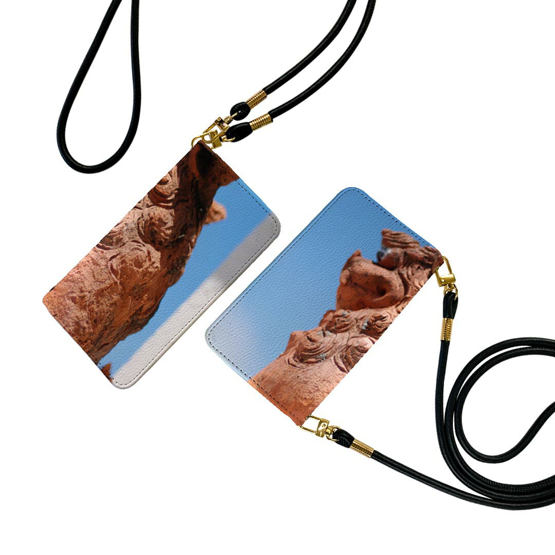 商品特徴・ショルダー付き手帳型スマホケース・シームレスな全面デザイン（内側は落ち着いたオフホワイト）・外側は高品質の人工革を使用・内側にはスマホを装着するケースが付属・機種専用のカメラホール仕様でケースを装着したままの撮影が可能・ワンセグや...