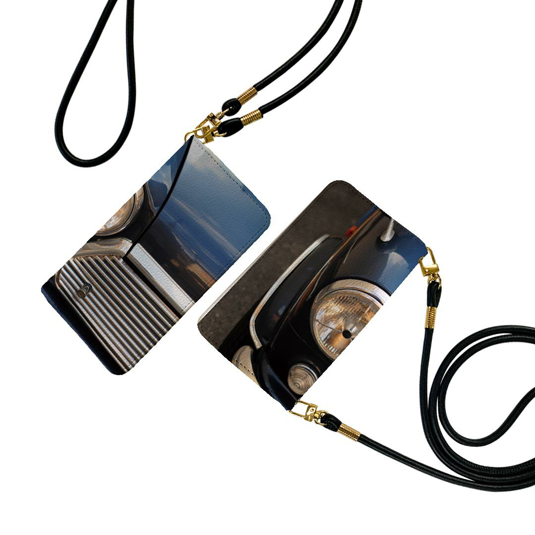 商品特徴・ショルダー付き手帳型スマホケース・シームレスな全面デザイン（内側は落ち着いたオフホワイト）・外側は高品質の人工革を使用・内側にはスマホを装着するケースが付属・機種専用のカメラホール仕様でケースを装着したままの撮影が可能・ワンセグや動画の視聴に便利な横置きスタンド機能・ICカードなどを2枚まで収納できるカードスロット付き・マグネットフリップで開け閉めカンタン注意事項商品画像はサンプルイメージですので、ご覧の環境によっては多少色味に違いを感じる場合がございます。イメージと違った、モニターと色味が異なるという理由での交換や返金はご対応出来かねます。ショルダーとカバーのみの販売で本体は付属しません。ワイヤレス充電対応機種についてはお使いの機器や環境により反応しない場合があります。その場合お手数ですがケースから外してお使い下さい。卓上ホルダ及びワイヤレスでの充電は保障の対象外となります。こちらは無地のレザーにデザインをプリントした商品で、デコなどの加工はございません。凹凸や光沢があるように見えたり布地や金属を素材にしたように見える商品もありますが、デザインの図版によるものです。撮影時にカバーが映り込む恐れがあるため、カメラ用の穴は若干大きめに開けています。カメラ穴の位置にわずかなズレが生じる場合がございます。また印刷時に微妙な画像のズレが生じる場合がございます。ご注文後に1点1点制作する受注生産品のため、不良品以外のご返品や交換は固くお断り致します。機種の選択間違いも保証対象外となりますため、ご注文の際は必ず機種をご確認下さい。発送について完全受注生産のハンドメイド商品となりますので、既製品と比べて発送までお時間を頂いています。 基本的に決済確認後、通常で3営業日程度、最大で10営業日程度での発送となります。繁忙期や休業日明けの場合はさらに時間がかかる場合があります。 その際には別途メールにてご連絡致します。メール便の場合、発送日から到着までに2-4日ほどかかる場合が多く、紛失などの保障もご対応できかねます。あらかじめご了承下さい。