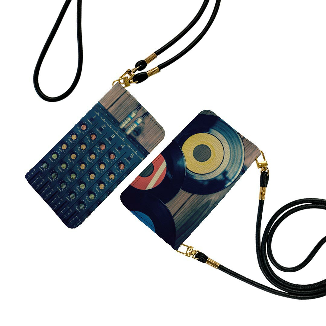 商品特徴・ショルダー付き手帳型スマホケース・シームレスな全面デザイン（内側は落ち着いたオフホワイト）・外側は高品質の人工革を使用・内側にはスマホを装着するケースが付属・機種専用のカメラホール仕様でケースを装着したままの撮影が可能・ワンセグや動画の視聴に便利な横置きスタンド機能・ICカードなどを2枚まで収納できるカードスロット付き・マグネットフリップで開け閉めカンタン注意事項商品画像はサンプルイメージですので、ご覧の環境によっては多少色味に違いを感じる場合がございます。イメージと違った、モニターと色味が異なるという理由での交換や返金はご対応出来かねます。ショルダーとカバーのみの販売で本体は付属しません。ワイヤレス充電対応機種についてはお使いの機器や環境により反応しない場合があります。その場合お手数ですがケースから外してお使い下さい。卓上ホルダ及びワイヤレスでの充電は保障の対象外となります。こちらは無地のレザーにデザインをプリントした商品で、デコなどの加工はございません。凹凸や光沢があるように見えたり布地や金属を素材にしたように見える商品もありますが、デザインの図版によるものです。撮影時にカバーが映り込む恐れがあるため、カメラ用の穴は若干大きめに開けています。カメラ穴の位置にわずかなズレが生じる場合がございます。また印刷時に微妙な画像のズレが生じる場合がございます。ご注文後に1点1点制作する受注生産品のため、不良品以外のご返品や交換は固くお断り致します。機種の選択間違いも保証対象外となりますため、ご注文の際は必ず機種をご確認下さい。発送について完全受注生産のハンドメイド商品となりますので、既製品と比べて発送までお時間を頂いています。 基本的に決済確認後、通常で3営業日程度、最大で10営業日程度での発送となります。繁忙期や休業日明けの場合はさらに時間がかかる場合があります。 その際には別途メールにてご連絡致します。メール便の場合、発送日から到着までに2?4日ほどかかる場合が多く、紛失などの保障もご対応できかねます。あらかじめご了承下さい。