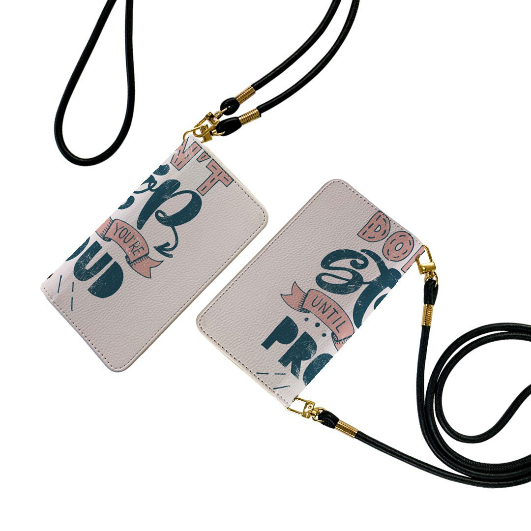 商品特徴・ショルダー付き手帳型スマホケース・シームレスな全面デザイン（内側は落ち着いたオフホワイト）・外側は高品質の人工革を使用・内側にはスマホを装着するケースが付属・機種専用のカメラホール仕様でケースを装着したままの撮影が可能・ワンセグや...