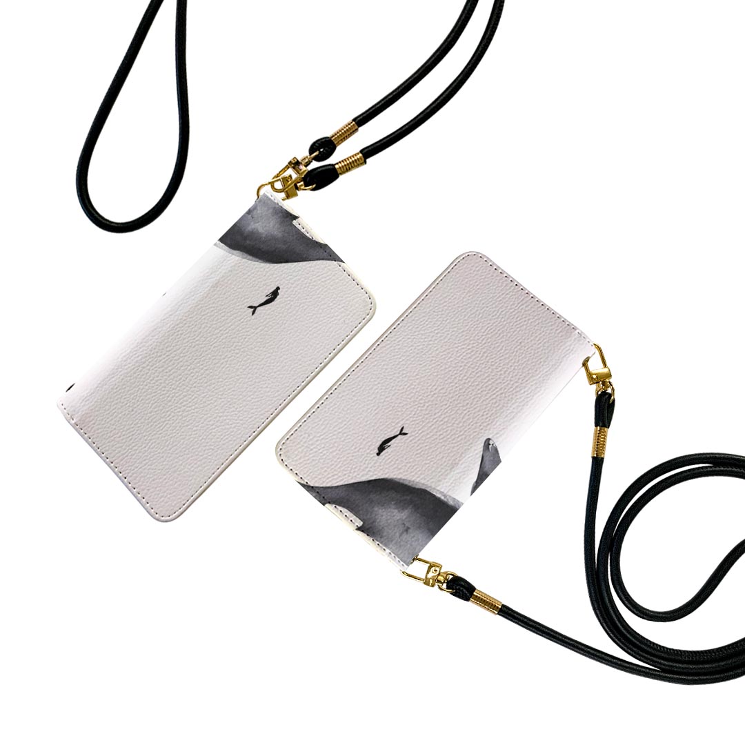 商品特徴・ショルダー付き手帳型スマホケース・シームレスな全面デザイン（内側は落ち着いたオフホワイト）・外側は高品質の人工革を使用・内側にはスマホを装着するケースが付属・機種専用のカメラホール仕様でケースを装着したままの撮影が可能・ワンセグや...