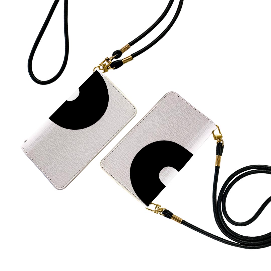 商品特徴・ショルダー付き手帳型スマホケース・シームレスな全面デザイン（内側は落ち着いたオフホワイト）・外側は高品質の人工革を使用・内側にはスマホを装着するケースが付属・機種専用のカメラホール仕様でケースを装着したままの撮影が可能・ワンセグや動画の視聴に便利な横置きスタンド機能・ICカードなどを2枚まで収納できるカードスロット付き・マグネットフリップで開け閉めカンタン注意事項商品画像はサンプルイメージですので、ご覧の環境によっては多少色味に違いを感じる場合がございます。イメージと違った、モニターと色味が異なるという理由での交換や返金はご対応出来かねます。 ショルダーとカバーのみの販売で本体は付属しません。ワイヤレス充電対応機種についてはお使いの機器や環境により反応しない場合があります。その場合お手数ですがケースから外してお使い下さい。卓上ホルダ及びワイヤレスでの充電は保障の対象外となります。こちらは無地のレザーにデザインをプリントした商品で、デコなどの加工はございません。凹凸や光沢があるように見えたり布地や金属を素材にしたように見える商品もありますが、デザインの図版によるものです。撮影時にカバーが映り込む恐れがあるため、カメラ用の穴は若干大きめに開けています。カメラ穴の位置にわずかなズレが生じる場合がございます。また印刷時に微妙な画像のズレが生じる場合がございます。ご注文後に1点1点制作する受注生産品のため、不良品以外のご返品や交換は固くお断り致します。機種の選択間違いも保証対象外となりますため、ご注文の際は必ず機種をご確認下さい。発送について完全受注生産のハンドメイド商品となりますので、既製品と比べて発送までお時間を頂いています。 基本的に決済確認後、通常で3営業日程度、最大で10営業日程度での発送となります。繁忙期や休業日明けの場合はさらに時間がかかる場合があります。 その際には別途メールにてご連絡致します。メール便の場合、発送日から到着までに2?4日ほどかかる場合が多く、紛失などの保障もご対応できかねます。あらかじめご了承下さい。