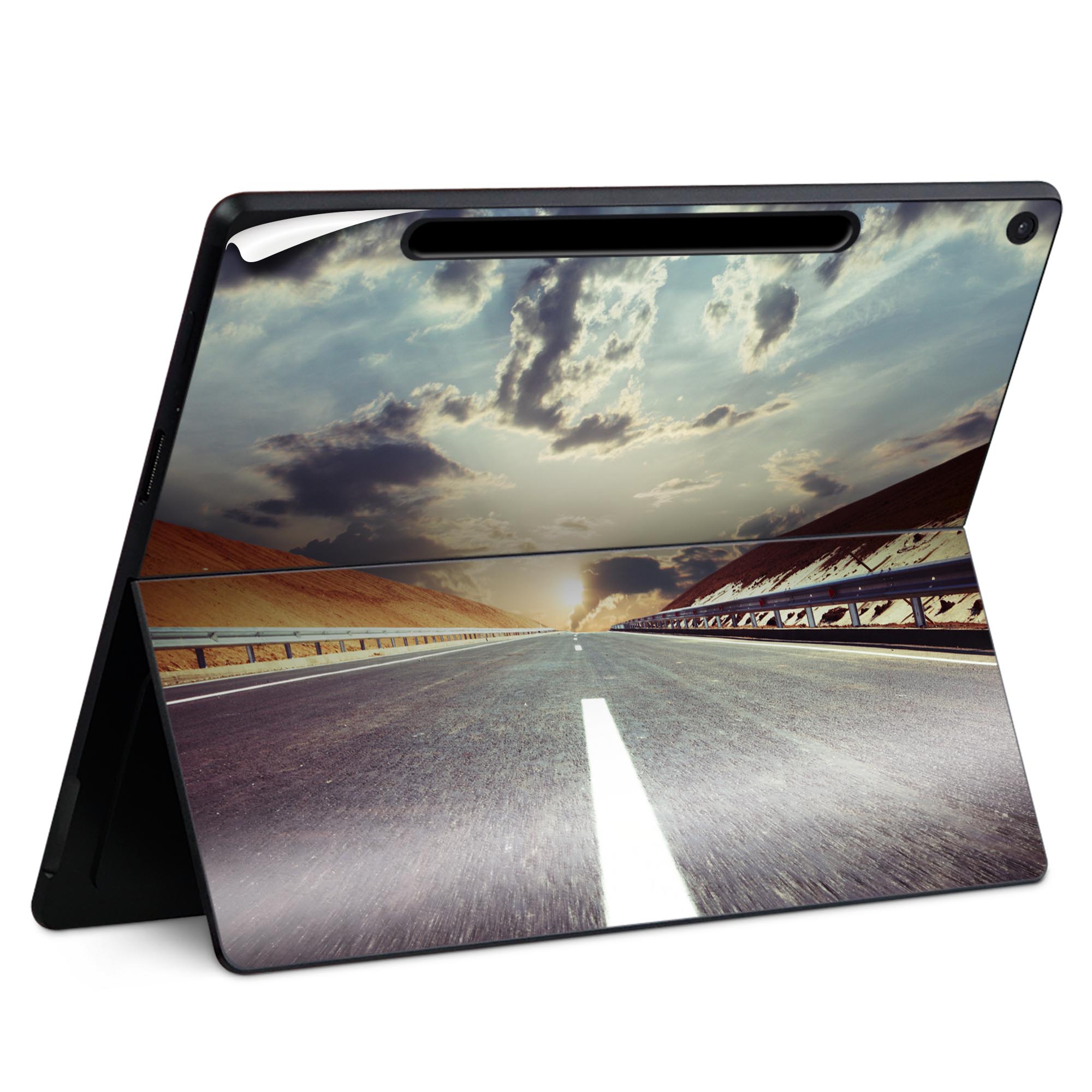 商品特徴・貼るだけでかんたん着せ替え、Surfac Pro 12インチ(2025) 共通対応デザインスキンシール・高精細プリントで写真と遜色のない仕上がり！半光沢シートでしっとりツヤのある表現力・ちょっとしたすり傷からSurface本体を保護・接着部はエアフリー素材で気泡の心配も軽減・再剥離素材なので貼り付け時の調整も安心注意事項画像はサンプルですので、ご覧の環境によっては多少色味に違いを感じる場合がございます。 イメージと違った、モニターと色味が異なるという理由での交換や返金はご対応出来かねます。スキンシールのみの販売で、本体は付属しません。また、シールは背面部用のみとなります。初回貼付時の位置調整や貼り直しは可能ですが、しっかりと押し付けて接着させた後の再剥離、再利用は保証しておりません。また接着部に油分や汚れが付着しますと角の部分は剥がれやすくなりますので、貼付時はあまり触れないようにご注意ください。無地のセミグロスシートにデザインをプリントした商品で、デコなどの加工はございません。 凹凸や光沢があるように見えたり布地や金属を素材にしたように見える商品もありますが、デザインの図版によるものです。印刷時に微妙な画像のズレが生じる場合がございます。ご注文後に1点1点制作する受注生産品の為、不良品以外のご返品や交換は固くお断りします。 発送について完全受注生産のハンドメイド商品となりますので、既製品と比べて発送までお時間を頂いています。 基本的に決済確認後、最大で10営業日での発送となります。繁忙期や休業日明けの場合はさらに時間がかかる場合があります。 その際には別途メールにてご連絡致します。メール便の場合、発送日から到着までに2?4日ほどかかる場合が多く、紛失などの保障もご対応できかねます。あらかじめご了承下さい。