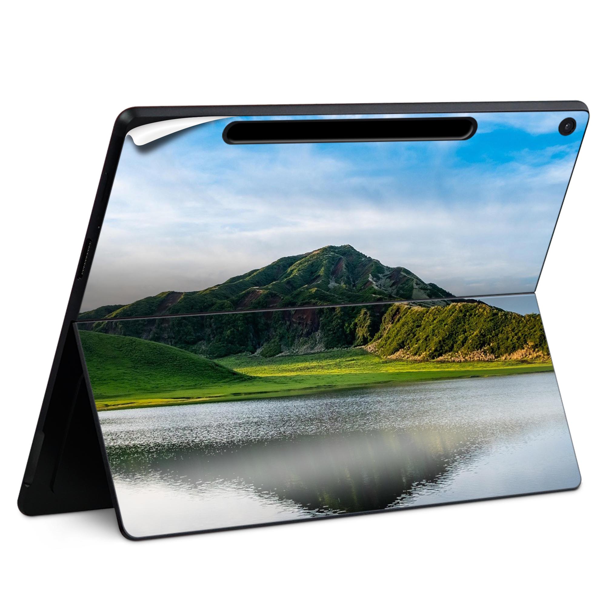 商品特徴・貼るだけでかんたん着せ替え、Surfac Pro 12インチ(2025) 共通対応デザインスキンシール・高精細プリントで写真と遜色のない仕上がり！半光沢シートでしっとりツヤのある表現力・ちょっとしたすり傷からSurface本体を保護・接着部はエアフリー素材で気泡の心配も軽減・再剥離素材なので貼り付け時の調整も安心注意事項画像はサンプルですので、ご覧の環境によっては多少色味に違いを感じる場合がございます。 イメージと違った、モニターと色味が異なるという理由での交換や返金はご対応出来かねます。スキンシールのみの販売で、本体は付属しません。また、シールは背面部用のみとなります。初回貼付時の位置調整や貼り直しは可能ですが、しっかりと押し付けて接着させた後の再剥離、再利用は保証しておりません。また接着部に油分や汚れが付着しますと角の部分は剥がれやすくなりますので、貼付時はあまり触れないようにご注意ください。無地のセミグロスシートにデザインをプリントした商品で、デコなどの加工はございません。 凹凸や光沢があるように見えたり布地や金属を素材にしたように見える商品もありますが、デザインの図版によるものです。印刷時に微妙な画像のズレが生じる場合がございます。ご注文後に1点1点制作する受注生産品の為、不良品以外のご返品や交換は固くお断りします。 発送について完全受注生産のハンドメイド商品となりますので、既製品と比べて発送までお時間を頂いています。 基本的に決済確認後、最大で10営業日での発送となります。繁忙期や休業日明けの場合はさらに時間がかかる場合があります。 その際には別途メールにてご連絡致します。メール便の場合、発送日から到着までに2?4日ほどかかる場合が多く、紛失などの保障もご対応できかねます。あらかじめご了承下さい。