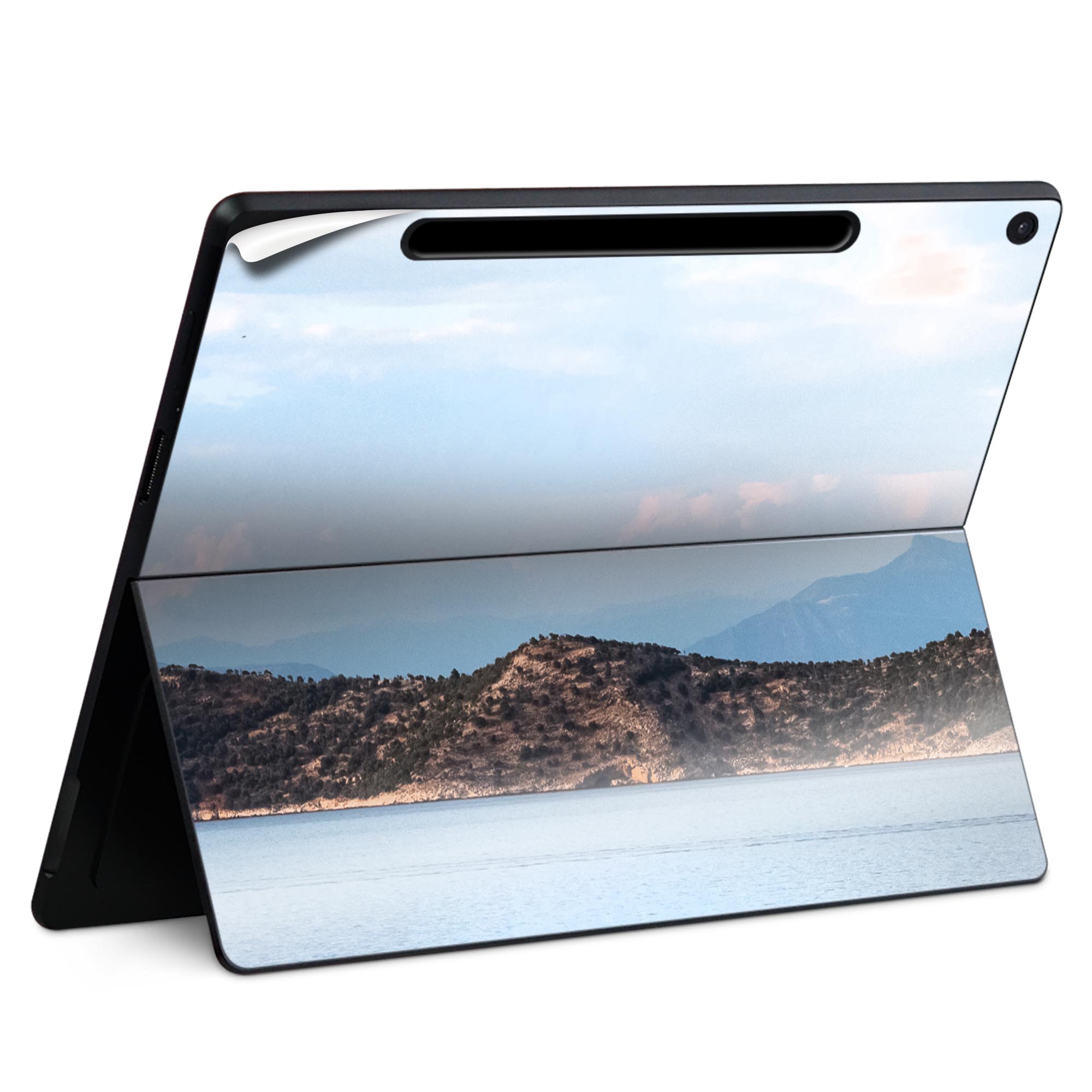 商品特徴・貼るだけでかんたん着せ替え、Surfac Pro 12インチ(2025) 共通対応デザインスキンシール・高精細プリントで写真と遜色のない仕上がり！半光沢シートでしっとりツヤのある表現力・ちょっとしたすり傷からSurface本体を保護・接着部はエアフリー素材で気泡の心配も軽減・再剥離素材なので貼り付け時の調整も安心注意事項画像はサンプルですので、ご覧の環境によっては多少色味に違いを感じる場合がございます。 イメージと違った、モニターと色味が異なるという理由での交換や返金はご対応出来かねます。スキンシールのみの販売で、本体は付属しません。また、シールは背面部用のみとなります。初回貼付時の位置調整や貼り直しは可能ですが、しっかりと押し付けて接着させた後の再剥離、再利用は保証しておりません。また接着部に油分や汚れが付着しますと角の部分は剥がれやすくなりますので、貼付時はあまり触れないようにご注意ください。無地のセミグロスシートにデザインをプリントした商品で、デコなどの加工はございません。 凹凸や光沢があるように見えたり布地や金属を素材にしたように見える商品もありますが、デザインの図版によるものです。印刷時に微妙な画像のズレが生じる場合がございます。ご注文後に1点1点制作する受注生産品の為、不良品以外のご返品や交換は固くお断りします。 発送について完全受注生産のハンドメイド商品となりますので、既製品と比べて発送までお時間を頂いています。 基本的に決済確認後、最大で10営業日での発送となります。繁忙期や休業日明けの場合はさらに時間がかかる場合があります。 その際には別途メールにてご連絡致します。メール便の場合、発送日から到着までに2?4日ほどかかる場合が多く、紛失などの保障もご対応できかねます。あらかじめご了承下さい。