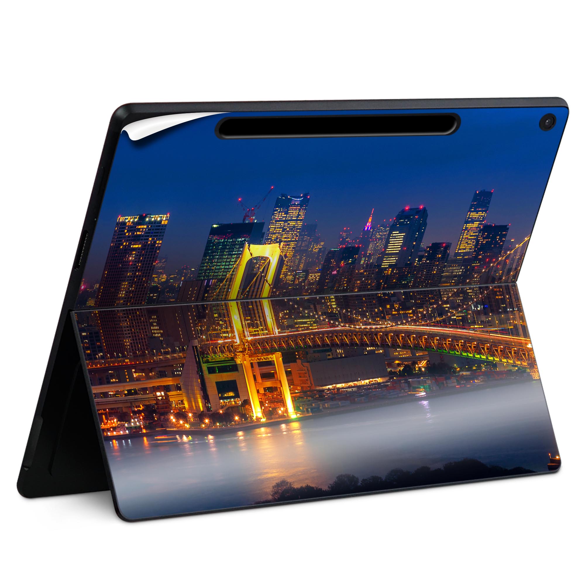 商品特徴・貼るだけでかんたん着せ替え、Surfac Pro 12インチ(2025) 共通対応デザインスキンシール・高精細プリントで写真と遜色のない仕上がり！半光沢シートでしっとりツヤのある表現力・ちょっとしたすり傷からSurface本体を保護・接着部はエアフリー素材で気泡の心配も軽減・再剥離素材なので貼り付け時の調整も安心注意事項画像はサンプルですので、ご覧の環境によっては多少色味に違いを感じる場合がございます。 イメージと違った、モニターと色味が異なるという理由での交換や返金はご対応出来かねます。スキンシールのみの販売で、本体は付属しません。また、シールは背面部用のみとなります。初回貼付時の位置調整や貼り直しは可能ですが、しっかりと押し付けて接着させた後の再剥離、再利用は保証しておりません。また接着部に油分や汚れが付着しますと角の部分は剥がれやすくなりますので、貼付時はあまり触れないようにご注意ください。無地のセミグロスシートにデザインをプリントした商品で、デコなどの加工はございません。 凹凸や光沢があるように見えたり布地や金属を素材にしたように見える商品もありますが、デザインの図版によるものです。印刷時に微妙な画像のズレが生じる場合がございます。ご注文後に1点1点制作する受注生産品の為、不良品以外のご返品や交換は固くお断りします。 発送について完全受注生産のハンドメイド商品となりますので、既製品と比べて発送までお時間を頂いています。 基本的に決済確認後、最大で10営業日での発送となります。繁忙期や休業日明けの場合はさらに時間がかかる場合があります。 その際には別途メールにてご連絡致します。メール便の場合、発送日から到着までに2?4日ほどかかる場合が多く、紛失などの保障もご対応できかねます。あらかじめご了承下さい。
